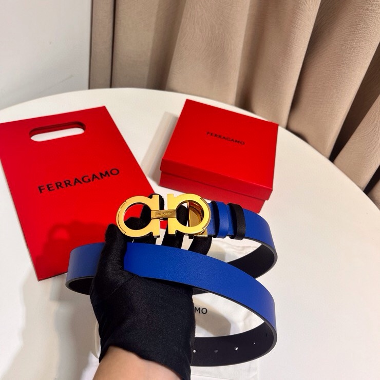 这款Ferragamo皮带以现代风格演绎经典款式，撞色注入休闲意趣，双面设计适配多元场景。同色系漆面Ga