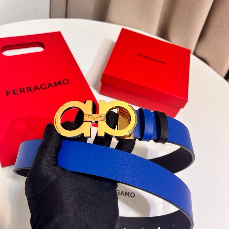 这款Ferragamo皮带以现代风格演绎经典款式，撞色注入休闲意趣，双面设计适配多元场景。同色系漆面Ga