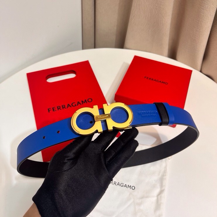 这款Ferragamo皮带以现代风格演绎经典款式，撞色注入休闲意趣，双面设计适配多元场景。同色系漆面Ga