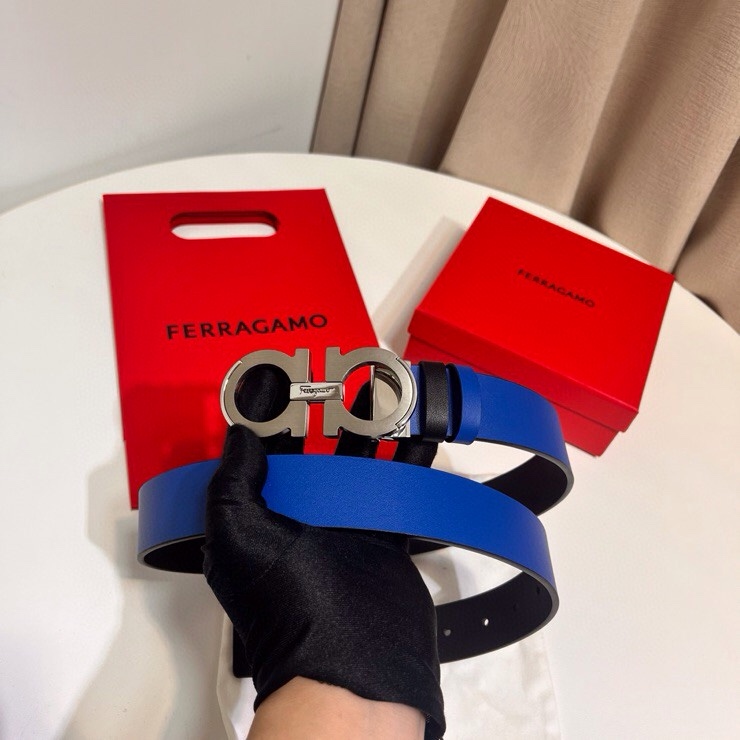 这款Ferragamo皮带以现代风格演绎经典款式，撞色注入休闲意趣，双面设计适配多元场景。同色系漆面Ga