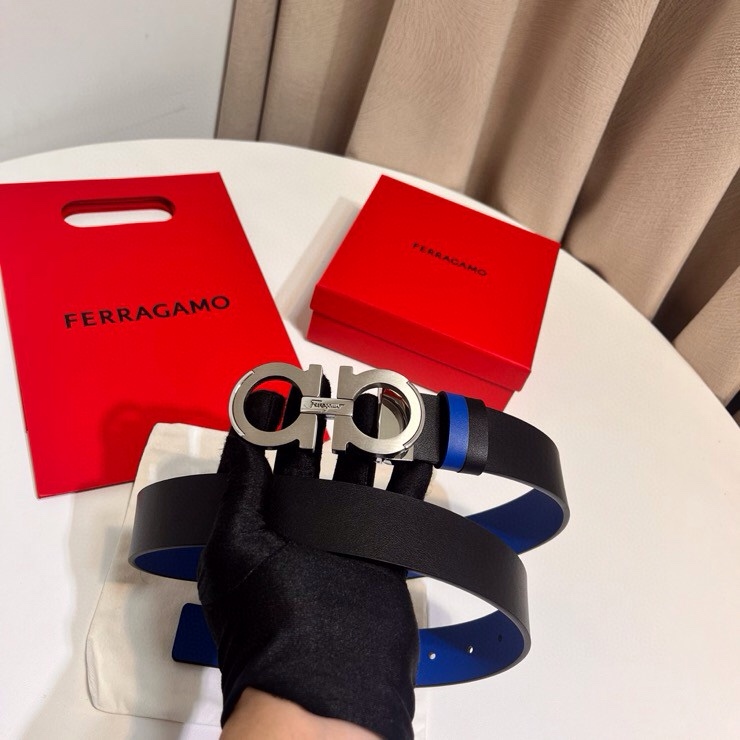 这款Ferragamo皮带以现代风格演绎经典款式，撞色注入休闲意趣，双面设计适配多元场景。同色系漆面Ga