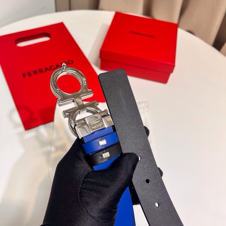 这款Ferragamo皮带以现代风格演绎经典款式，撞色注入休闲意趣，双面设计适配多元场景。同色系漆面Ga