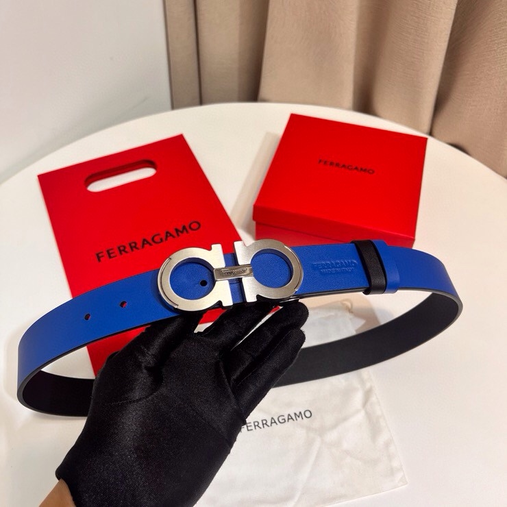 这款Ferragamo皮带以现代风格演绎经典款式，撞色注入休闲意趣，双面设计适配多元场景。同色系漆面Ga