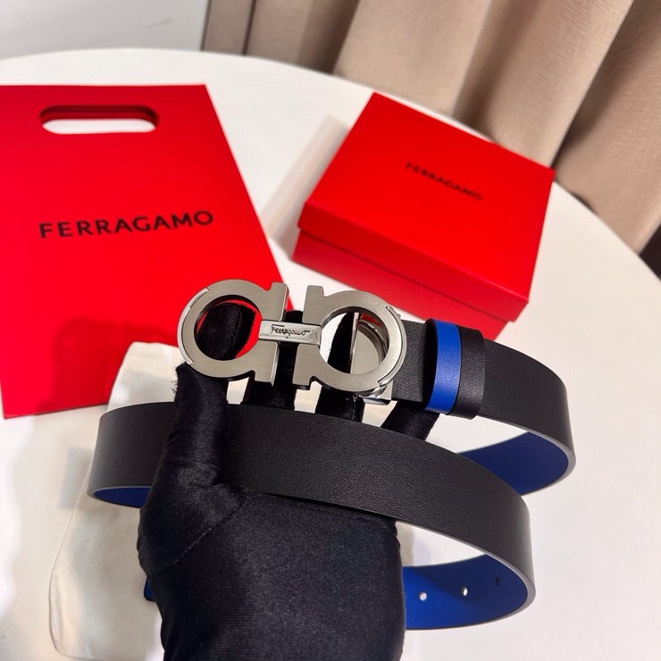 这款Ferragamo皮带以现代风格演绎经典款式，撞色注入休闲意趣，双面设计适配多元场景。同色系漆面Ga