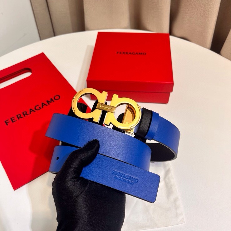 这款Ferragamo皮带以现代风格演绎经典款式，撞色注入休闲意趣，双面设计适配多元场景。同色系漆面Ga