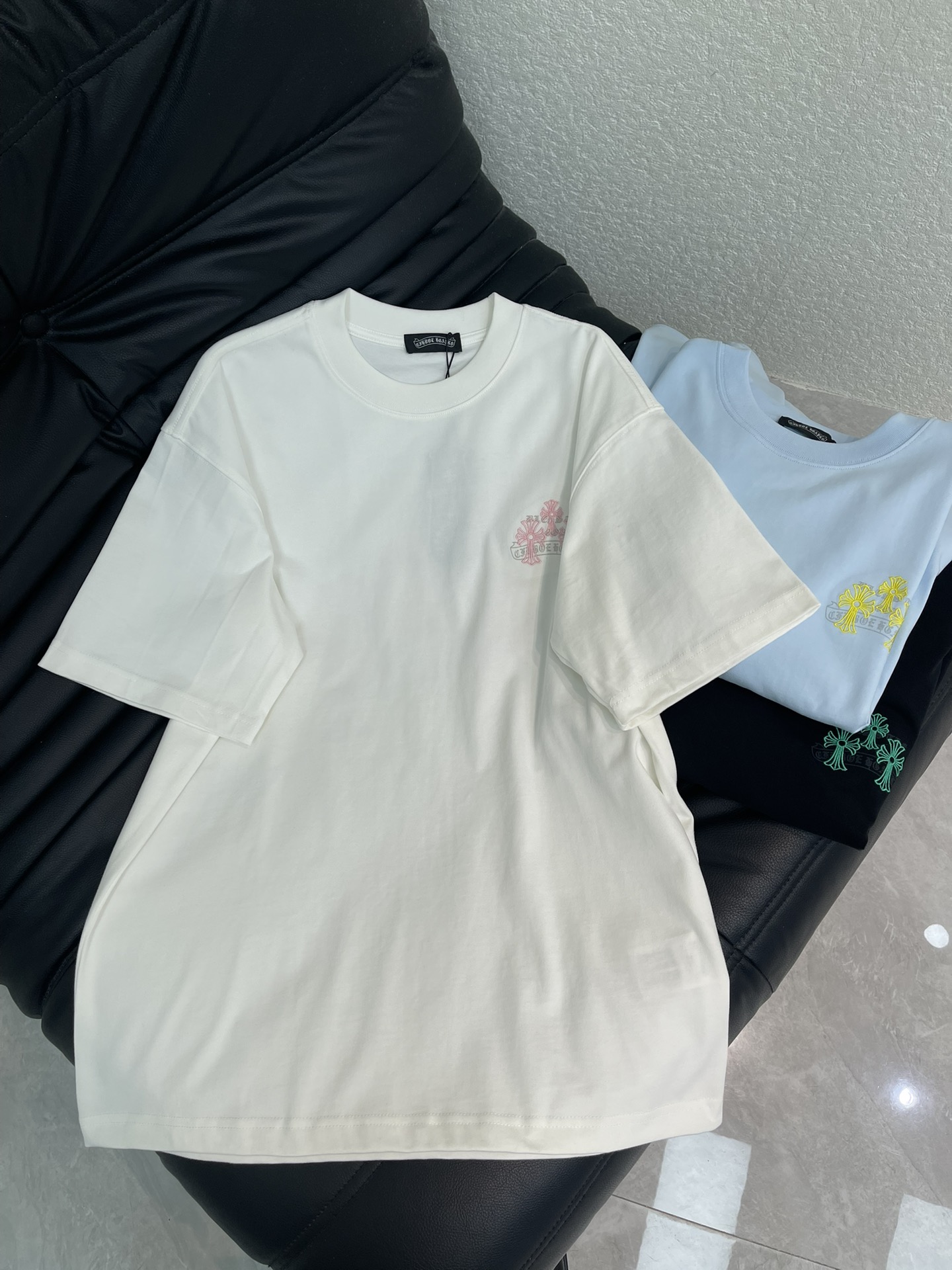 NO:715568,Chrome Hearts* Chrome Hearts 26 new Sanskrit cross embroidery printed short-sleeved T-shirt. Pure cotton washed distressed technology, washed fabrics are not limited to basic colors, but also have rich distressed effects to meet different style needs. The fabric is breathable and comfortable, and the unique design combines the brand's fashion elements, making people feel a unique artistic charm and cultural heritage. This T-shirt can make you the focus, easily control various styles, and show your personal charm. OS large version, same style for men and women!  S-XL,,chrome hearts,chrome hearts,T-shirt,tees,t-shirt,19860909Chrome Hearts*克罗心26新款梵文十字架刺绣印花短袖T恤.纯棉水洗做旧工艺, 水洗面料不仅限于基础色彩,更有丰富的 做旧效果,满足不同风格需求.面料透气舒适,设计独特,融合了品牌的时尚元素,让人感受到一种独特的艺术魅力与文化底蕴.这款T恤都能让你成为焦点,轻松驾驭各种风格,展现个性魅力.OS大版型,男女同款！S-XL,,chrome hearts,chrome hearts,T-shirt,tees，t-shirt,,Women's clothing