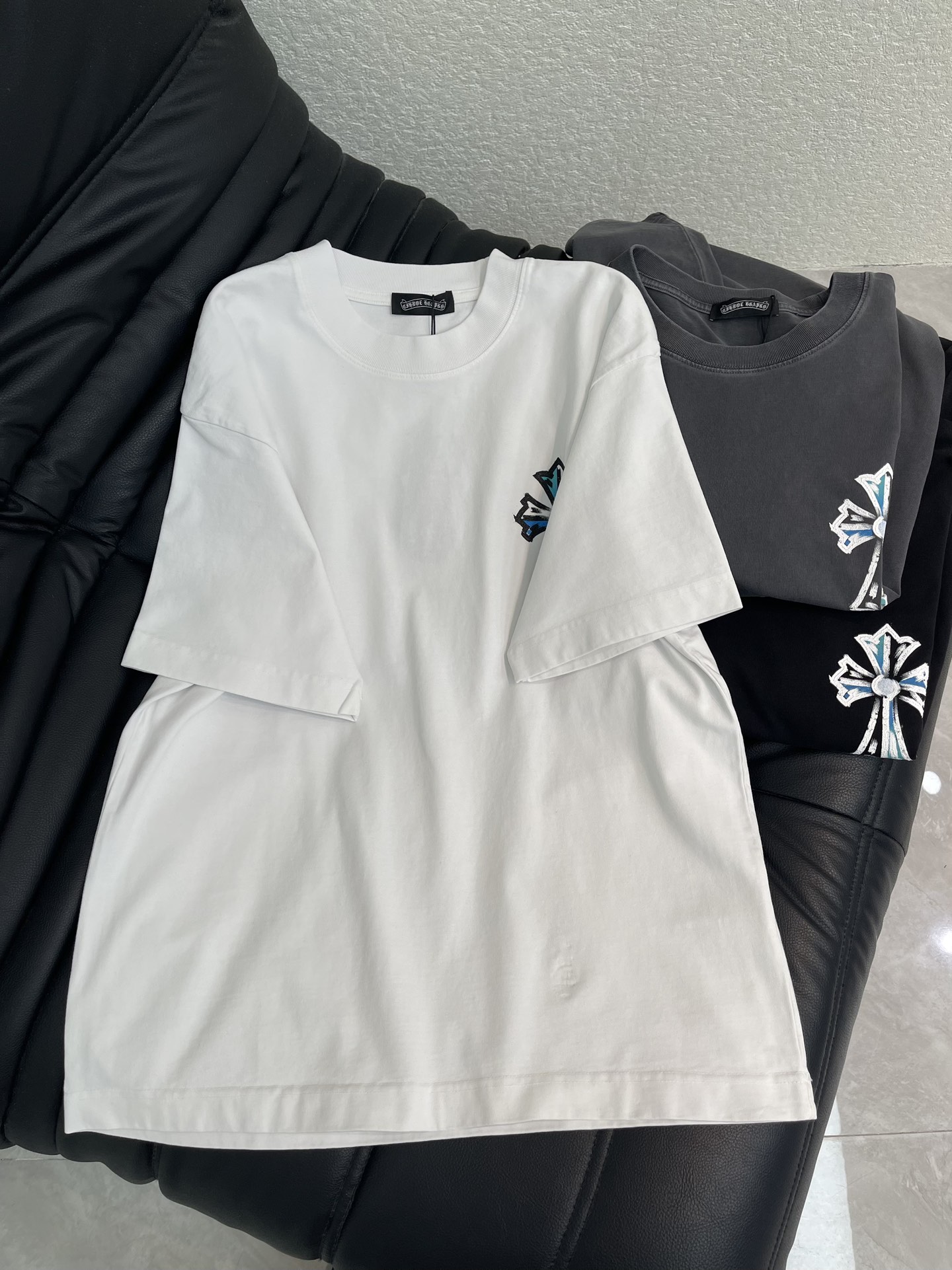 NO:715565,Chrome Hearts* Chrome Hearts 26 new cross-printed letter short-sleeved T-shirt. Pure cotton washed and distressed. The washed fabric is not limited to basic colors, but also has rich distressed effects to meet the needs of different styles. The fabric is breathable and comfortable, and the design is unique. It integrates the brand's fashion elements and makes people feel a unique artistic charm and cultural heritage. This T-shirt can make you the focus, easily control various styles, and show your personal charm. OS large version, same style for men and women!  S-XL A,,chrome hearts,chrome hearts,T-shirt,tees,t-shirt,19860909Chrome Hearts*克罗心26新款十字架印花字母短袖T恤.纯棉水洗做旧工艺, 水洗面料不仅限于基础色彩,更有丰富的 做旧效果,满足不同风格需求.面料透气舒适,设计独特,融合了品牌的时尚元素,让人感受到一种独特的艺术魅力与文化底蕴.这款T恤都能让你成为焦点,轻松驾驭各种风格,展现个性魅力.OS大版型,男女同款！S-XL A,,chrome hearts,chrome hearts,T-shirt,tees，t-shirt,,Women's clothing