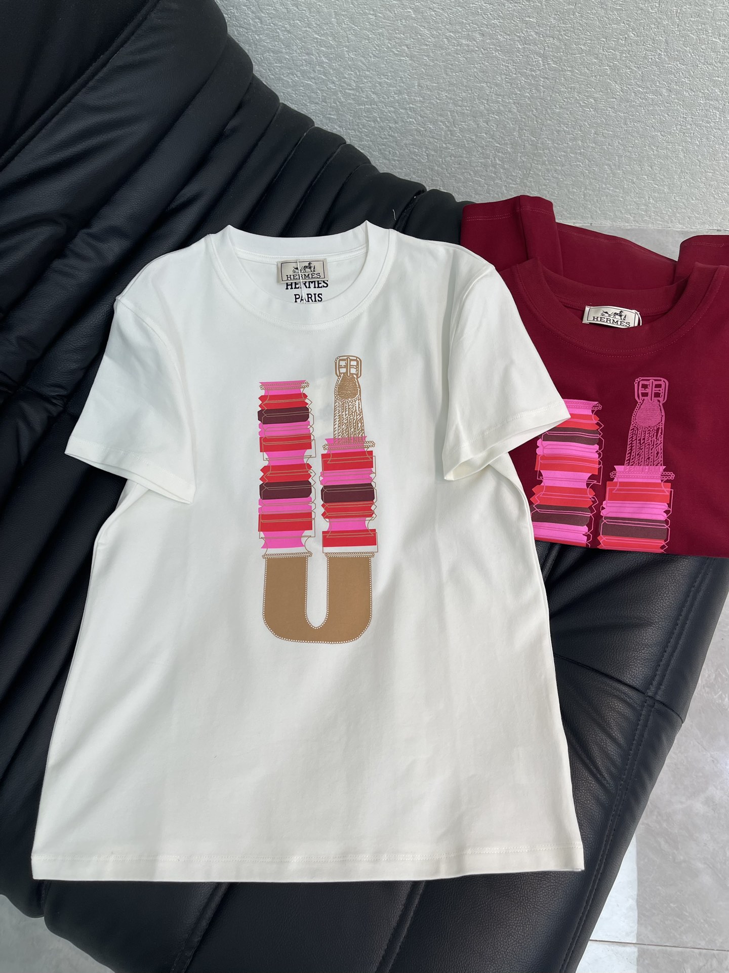NO:715553,Hermes*26 new spring/summer Universe Infinity Limited short-sleeved T-shirt, 90s retro style, white & burgundy available, pure cotton material is super comfortable. The 'U' letter + building block stacking pattern on the front is full of creativity and highly recognizable. The loose fit makes daily casual wear stress-free. Pair it with jeans or overalls to easily get a retro trendy feel!  Vintage stores are common and a must-visit for vintage lovers!  SML A,,hermes,jeans,T-shirt,tees,t-shirt,19860909Hermes*26春夏新款宇宙无限有限公司短袖T恤,90年代复古风,白色&酒红两色可选,纯棉材质超舒适.正面“U”字母+积木堆叠图案,创意满满,辨识度超高.宽松版型,日常休闲穿搭无压力,搭配牛仔裤或工装裤,轻松get复古潮流感！古着店常见,vintage爱好者必入！SML A,,hermes,jeans,T-shirt,tees，t-shirt,,Women's clothing