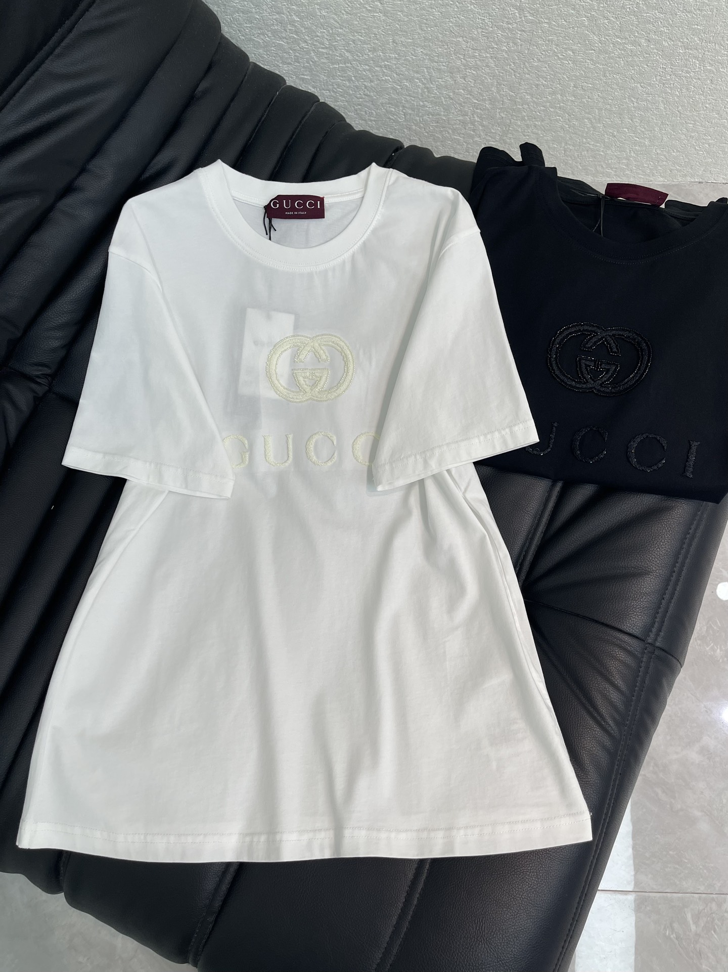 NO:717582,Gucc*26 new product Double G beaded embroidery short-sleeved T-shirt, exquisite and slightly loose version, the upper body is slimming!  Customized latest craftsmanship, low-key luxury!  Fashionable must-have items to unlock all outfits!  Look for our quality!  The classic items are fashionable and high-end, and the classic styles are versatile and easy to match!  SML,,gucci,T-shirt,tees,t-shirt,19860909Gucc*26新品双G钉珠刺绣短袖T恤 精致微宽松版型上身巨显瘦！ 定制最新工艺 低调奢华！ 时髦精必备单品解锁所有穿搭！ 认准我家品质！经典单品时髦又高级 经典版型百搭不挑人！ SML,,gucci,T-shirt,tees，t-shirt,,Women's clothing