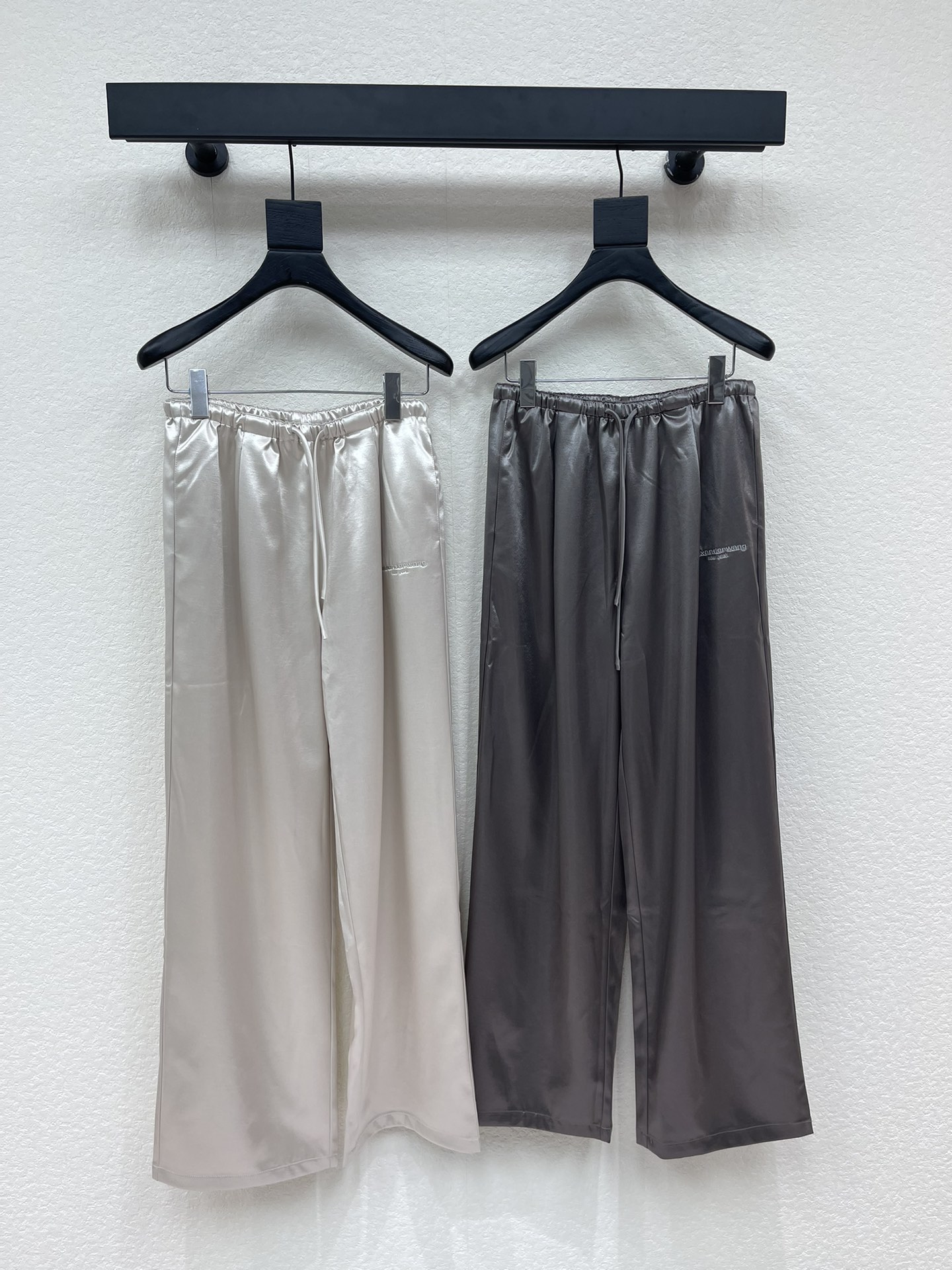 NO:717560,Alexander Wan*26 new embroidered letter casual pants, versatile and high-end colors, full of high-end casual feeling, visual feast, a must-have versatile item for all seasons, custom-made acetic acid fabric, great texture, full of lazy style, a must-have item for goddesses!  The version is versatile and not picky, the lines are elongated and the proportions are so beautiful that you don’t want to miss it!  The quality of workmanship depends on the details SML,,19860909Alexander Wan*26新款刺绣字母休闲裤 颜色百搭高级 尽显高级随意感 视觉盛宴 四季必入的百搭单品 订制醋酸面料,质感巨好,慵懒范儿十足 女神必入神器！ 版型百搭不挑人 拉长线条比例 上身美的不要不要的！ 做工品质看细节 SML,,,Women's clothing