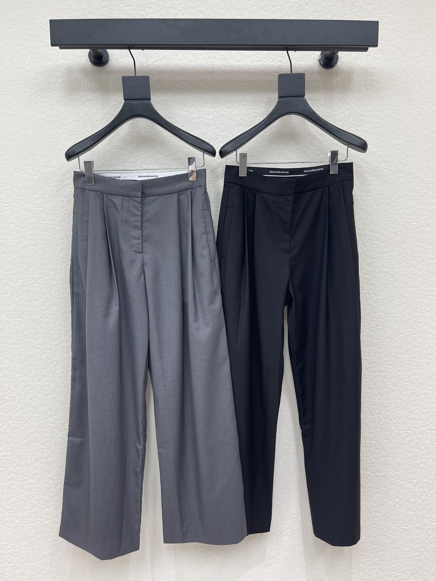 NO:716280,Designer*26 new style casual trousers with cuffed letter print [if you mind changing the letters, please don’t take pictures] The color is versatile and high-end, showing a sense of high-end casualness. A visual feast. A must-have versatile item for all seasons. Customized fabrics, great texture, full of lazy style. A must-have item for goddesses!  The version is versatile and not picky, the lines are elongated and the proportions are so beautiful that you don’t want to miss it!  The quality of workmanship depends on the details SML,,19860909设计师*26新款翻边字母印花休闲西裤【改动字母 介意勿拍】 颜色百搭高级 尽显高级随意感 视觉盛宴 四季必入的百搭单品 订制面料,质感巨好,慵懒范儿十足 女神必入神器！ 版型百搭不挑人 拉长线条比例 上身美的不要不要的！ 做工品质看细节 SML,,,Women's clothing