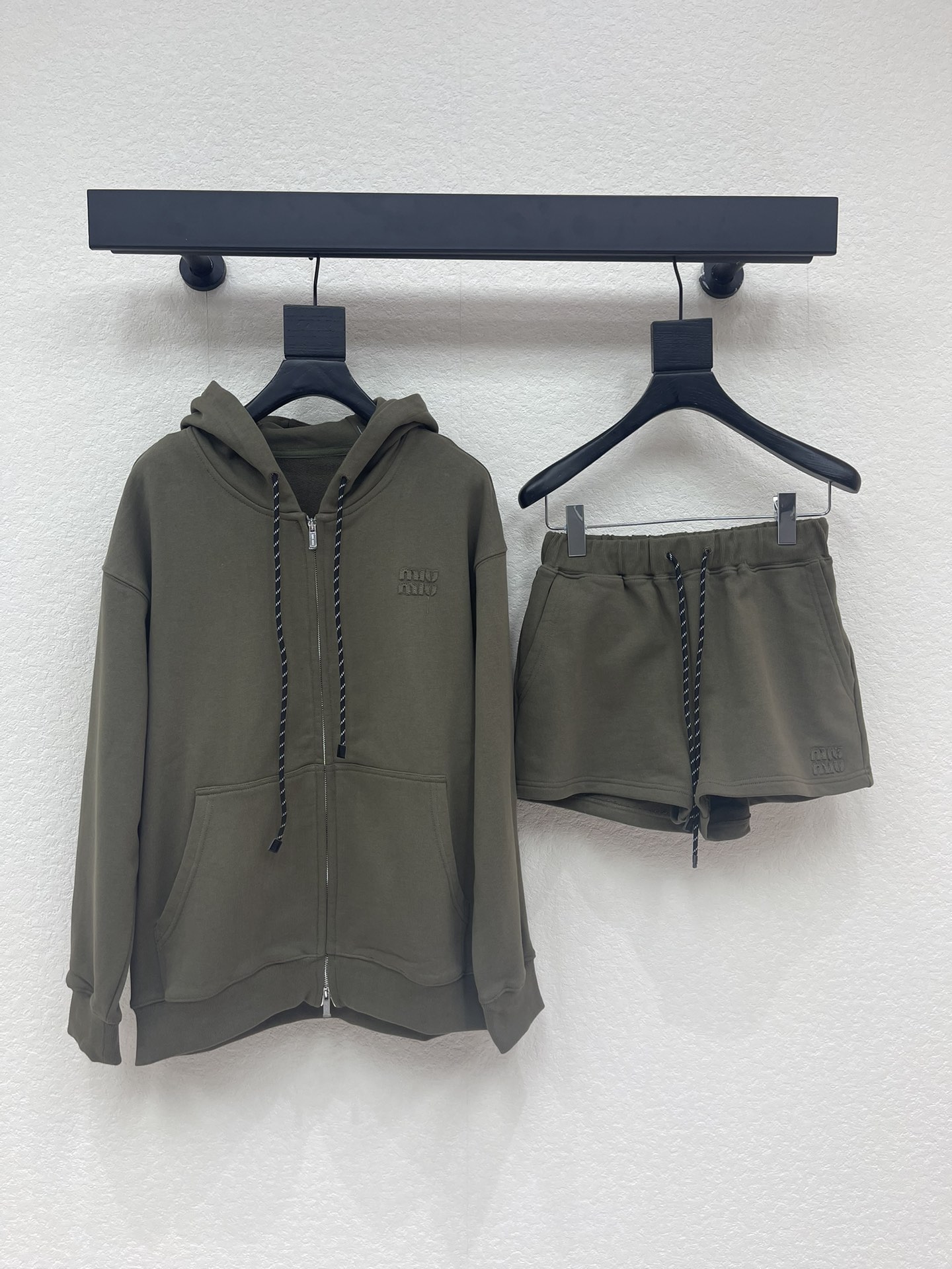 NO:715929,Jacket and shorts Miumi* 26 early spring new style olive green loose zipper hooded sweatshirt jacket + drawstring shorts set丨Exclusively developed by yb!  Top quality production!  Loose hooded sweatshirt with drawstring shorts, pure cotton with soft waxy feel, low saturation color with a sense of luxury. Metal zipper + letter patch embroidered logo hidden details, sweet and cool relaxation, one click to capture the early spring atmosphere. SML,,miumiu,hoodie,sweatshirts,shorts,jackets & coats,hats,19860909外套短裤Miumi* 26早春新款 橄榄绿宽松版拉链连帽卫衣外套+抽绳短裤套装丨独家yb开发！顶级高版出品！宽松连帽卫衣配抽绳短裤,纯棉软糯触感,低饱和色系自带高级感.金属拉链+字母贴布绣徽标暗藏细节,甜酷松弛,一键拿捏早春氛围感.SML,,miumiu,hoodie,sweatshirts,shorts,jackets & coats,hats,,Women's clothing