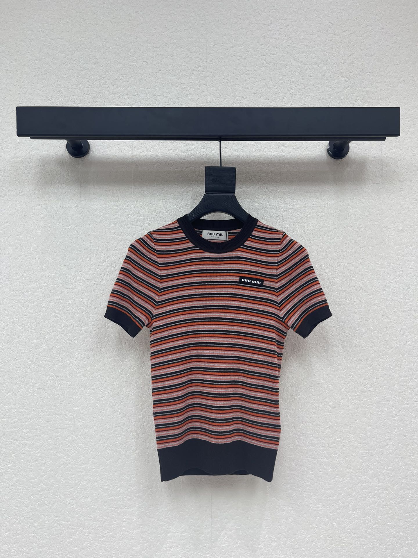 NO:716281,MiuMi*26 early spring new style threaded round neck striped contrast knitted short-sleeved top!  Customized wool yarn weaving, soft and comfortable, high-quality texture. Short-sleeved knitted top cut. The hem and cuffs of the ready-made garment are narrowed by knitted thread binding. The letter logo on the chest highlights the style. The slim fit makes you look slimmer. Suitable for retro and fashionable goddesses!  SML A,,miumiu,T-shirt,19860909MiuMi*26早春新款螺纹圆领条纹撞色针织短袖上衣！定制羊毛纱线织造 柔软舒适 质感上乘 短袖针织上衣剪裁 成衣下摆袖口以针织螺纹包边收窄 胸前字母徽标彰显格调 修身版型显瘦气质 适配复古时髦气质女神穿搭！SML A,,miumiu,T-shirt,,Women's clothing