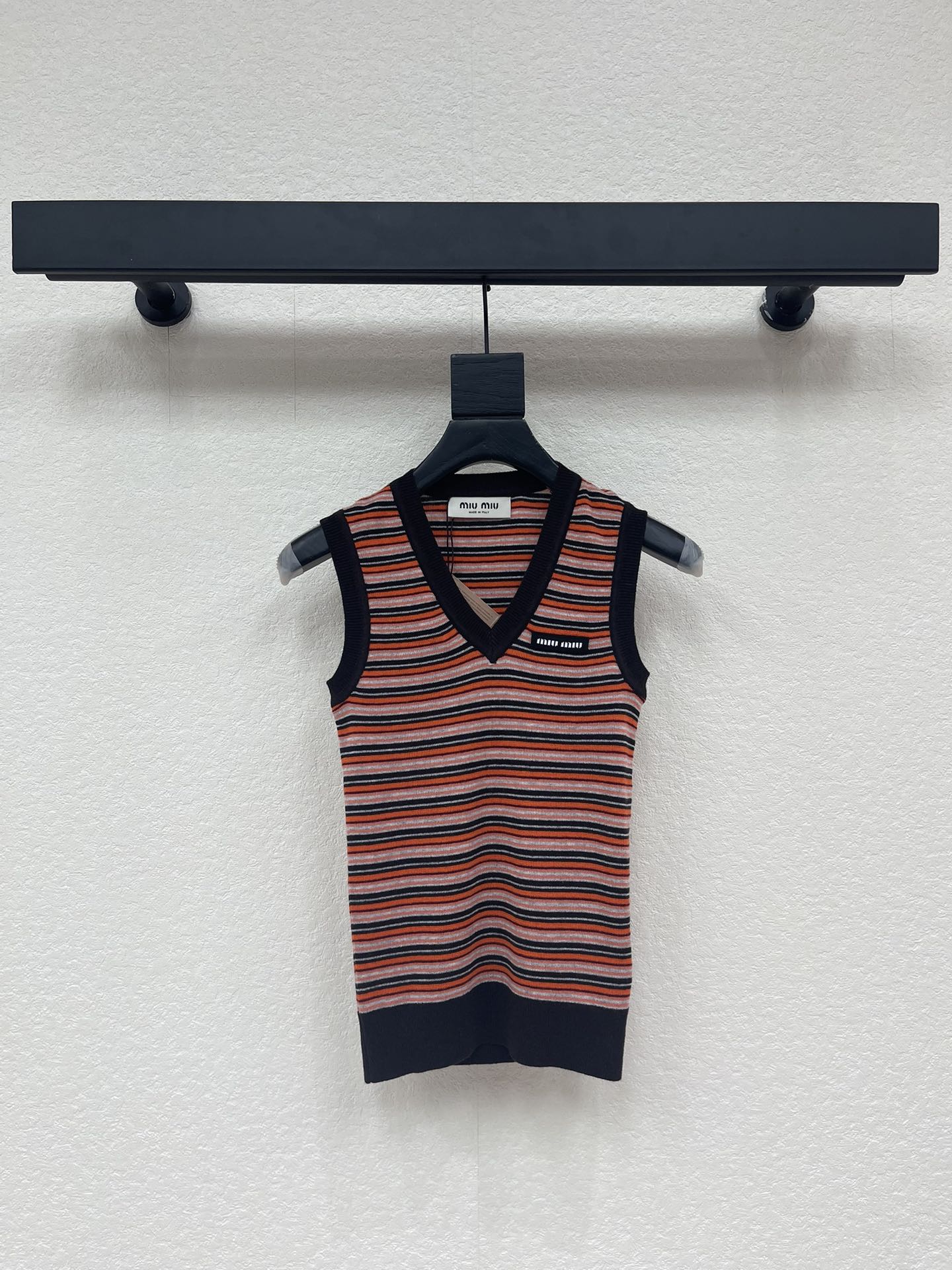 NO:716298,MiuMi*26 early spring new style threaded V-neck striped contrasting knitted vest!  Customized wool yarn weaving, soft and comfortable, high-quality V-neck knitted vest tailoring. The hem and cuffs of the ready-made garment are narrowed by knitted thread binding. The letter logo on the chest highlights the style. The slim fit makes you look slimmer. Suitable for retro and fashionable goddesses!  SML,,miumiu,19860909MiuMi*26早春新款螺纹V领条纹撞色针织背心！定制羊毛纱线织造 柔软舒适 质感上乘 V领针织背心剪裁 成衣下摆袖口以针织螺纹包边收窄 胸前字母徽标彰显格调 修身版型显瘦气质 适配复古时髦气质女神穿搭！SML,,miumiu,,Women's clothing