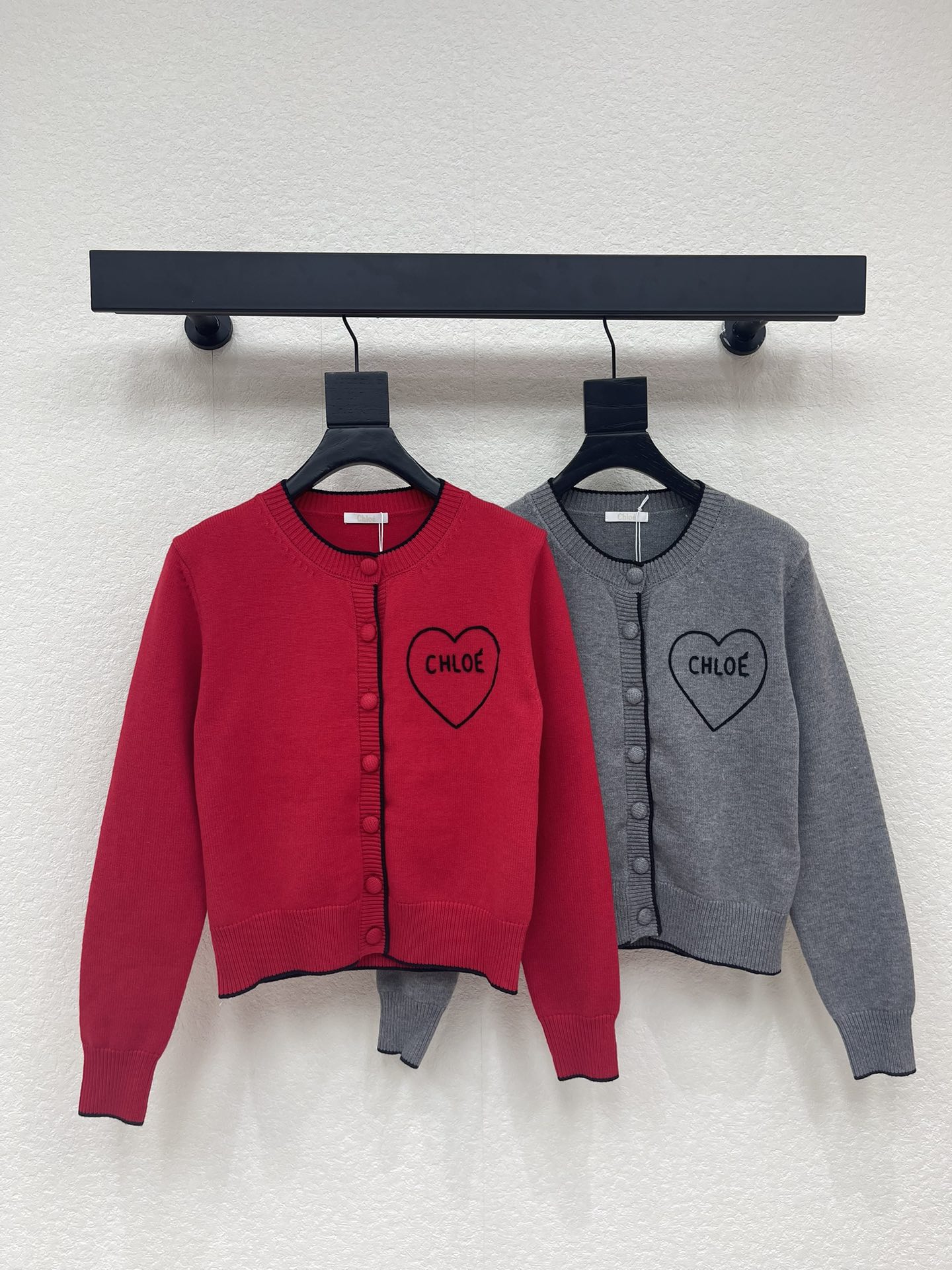 NO:715932,MiuMi*26 new contrasting color round neck knitted long-sleeved cardigan!  Customized wool yarn weaving, high-end texture, comfortable and soft, threaded edges on the collar and cuffs, contrasting color decoration of love letter logo on the chest, highlighting the brand tone, regular loose fit, regardless of body shape and age, making the outfit more advanced and relaxed, simple and versatile for daily use!  SML,,miumiu,19860909MiuMi*26新款撞色圆领针织长袖开衫！定制羊毛纱线织造 质感高级 舒适柔软 领口袖口螺纹线条包边 胸前爱心字母标识撞色装饰 彰显品牌调性 常规松身版型不挑身材年龄 显得穿搭愈发高级松弛 日常简约百搭款！SML,,miumiu,,Women's clothing