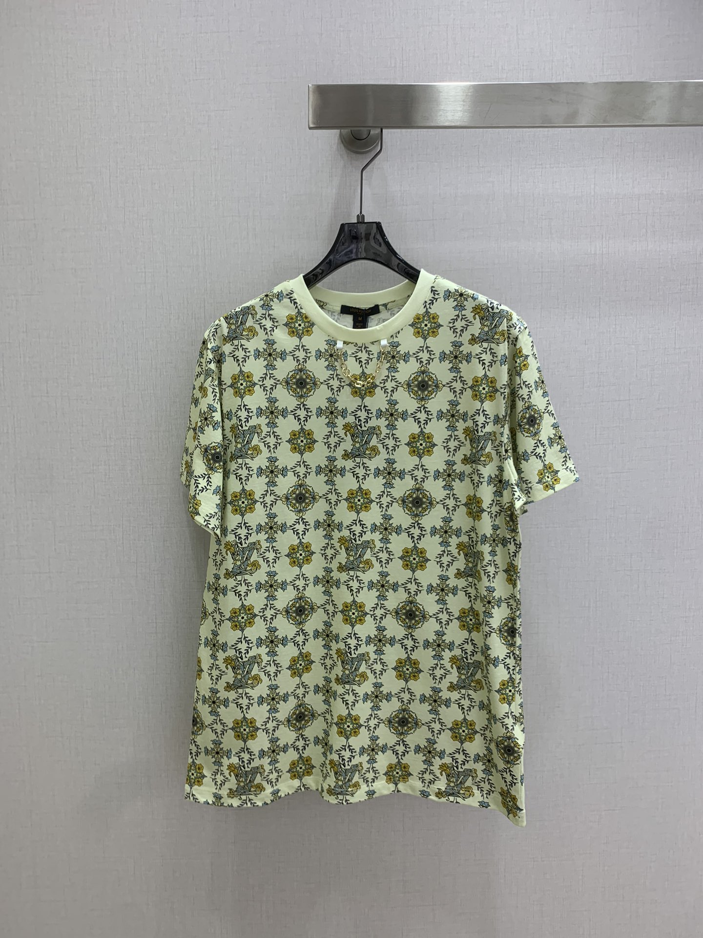 NO:716008,Highly recommended 26 early spring new style full-print chain short-sleeved T-shirt. Made of cotton fabric with soft and delicate texture. Customized washing and wheat accessories. The loose version is comfortable and good-looking on the upper body!  Two colors SML code high quality AB,,T-shirt,tees,t-shirt,19860909强烈推荐 26早春新款 满印链条短袖T恤 采用棉面料质感柔软细腻 定制洗水麦辅料齐 版型宽松上身效果舒适好看！两个色 SML码 高品质AB,,T-shirt,tees，t-shirt,,Women's clothing