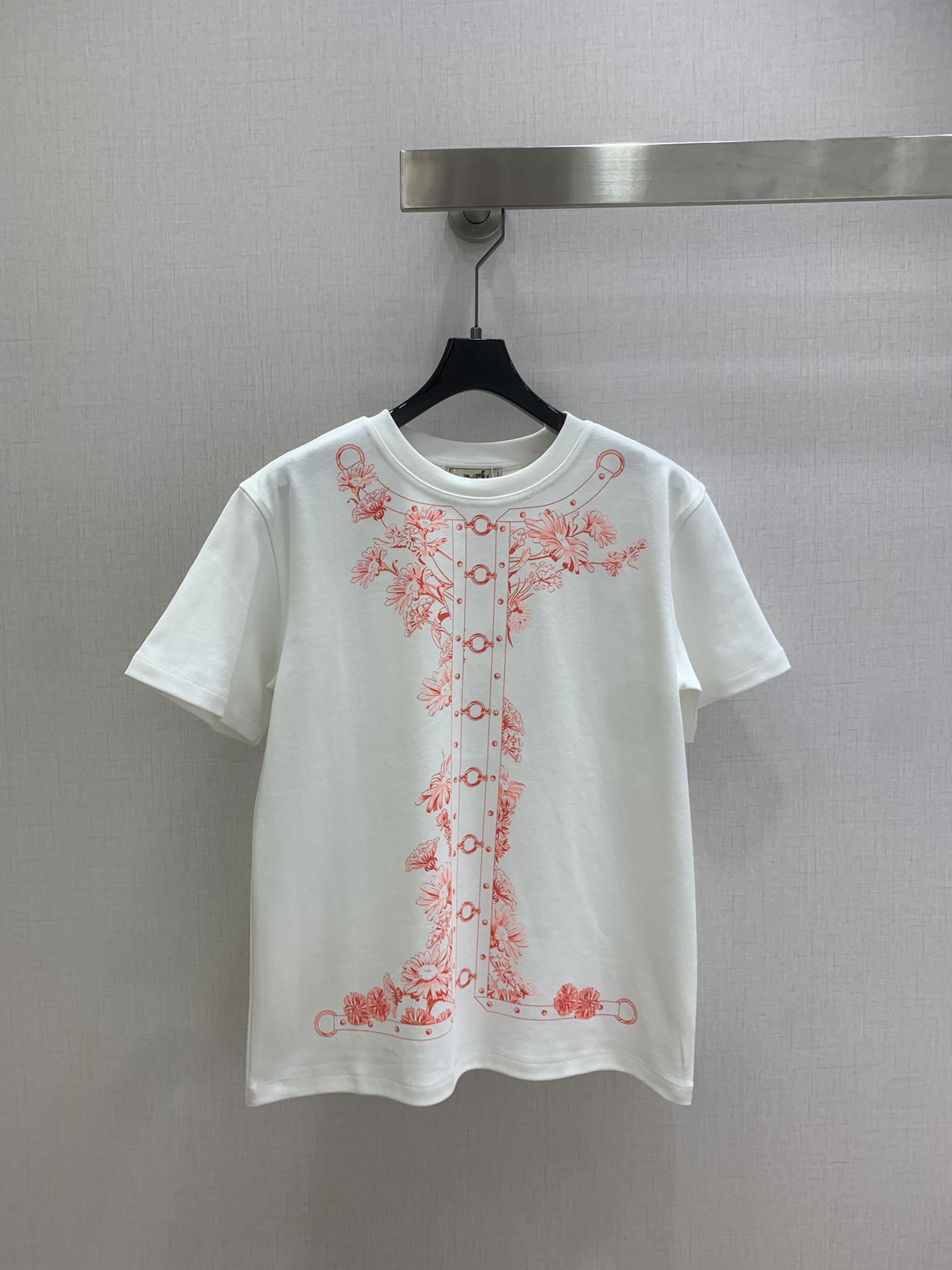 NO:716006,Highly recommended for early spring 26, the new leaf-printed short-sleeved T-shirt is simple and versatile. It is made of cotton fabric with a soft and delicate texture. Customized washing and wheat accessories are included. The loose version makes the upper body comfortable and good-looking!  Two colors SML code high quality AB,,T-shirt,tees,t-shirt,19860909强烈推荐 26早春新款 树叶印花短袖T恤 简约百搭 采用棉面料质感柔软细腻 定制洗水麦辅料齐 版型宽松上身效果舒适好看！两个色 SML码 高品质AB,,T-shirt,tees，t-shirt,,Women's clothing