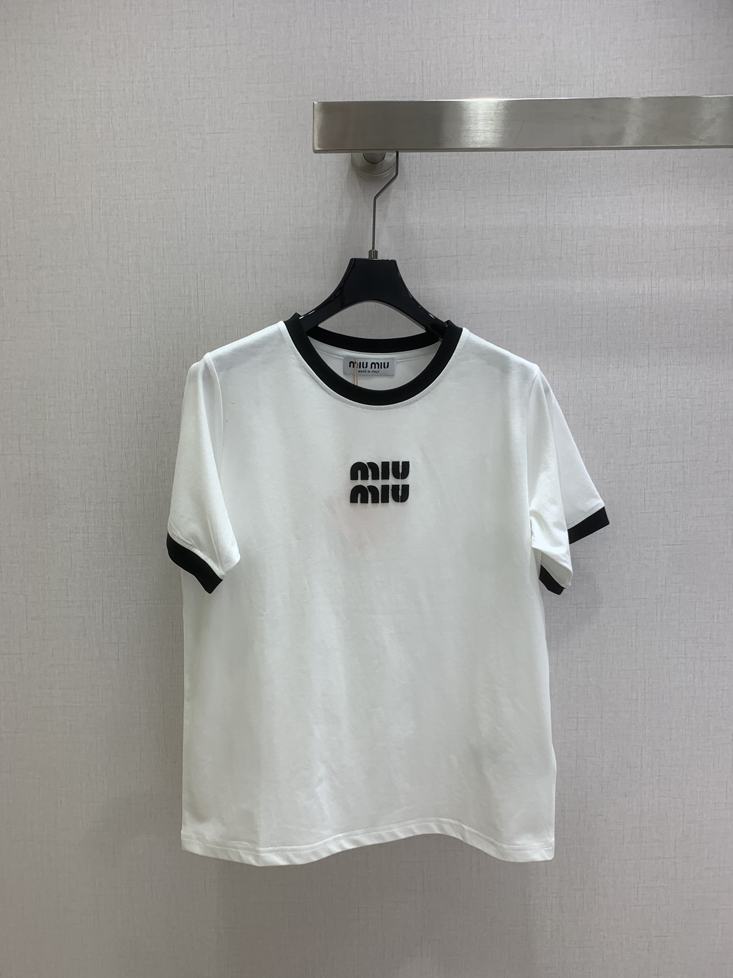 NO:734682,Highly recommended 26 early spring new style short-sleeved T-shirt with contrasting letters. Made of cotton fabric with soft and delicate texture; customized washed wheat accessories. The fit is comfortable and good-looking. Three colors SML code. High-quality ABC, T-shirt, tees, t-shirt,19860909强烈推荐 26早春新款 撞色字母短袖T恤 采用棉面料质感柔软细腻；定制洗水麦辅料齐 版型合身上身效果舒适好看 三个色 SML码 高品质ABC,,T-shirt,tees，t-shirt,,Women's clothing