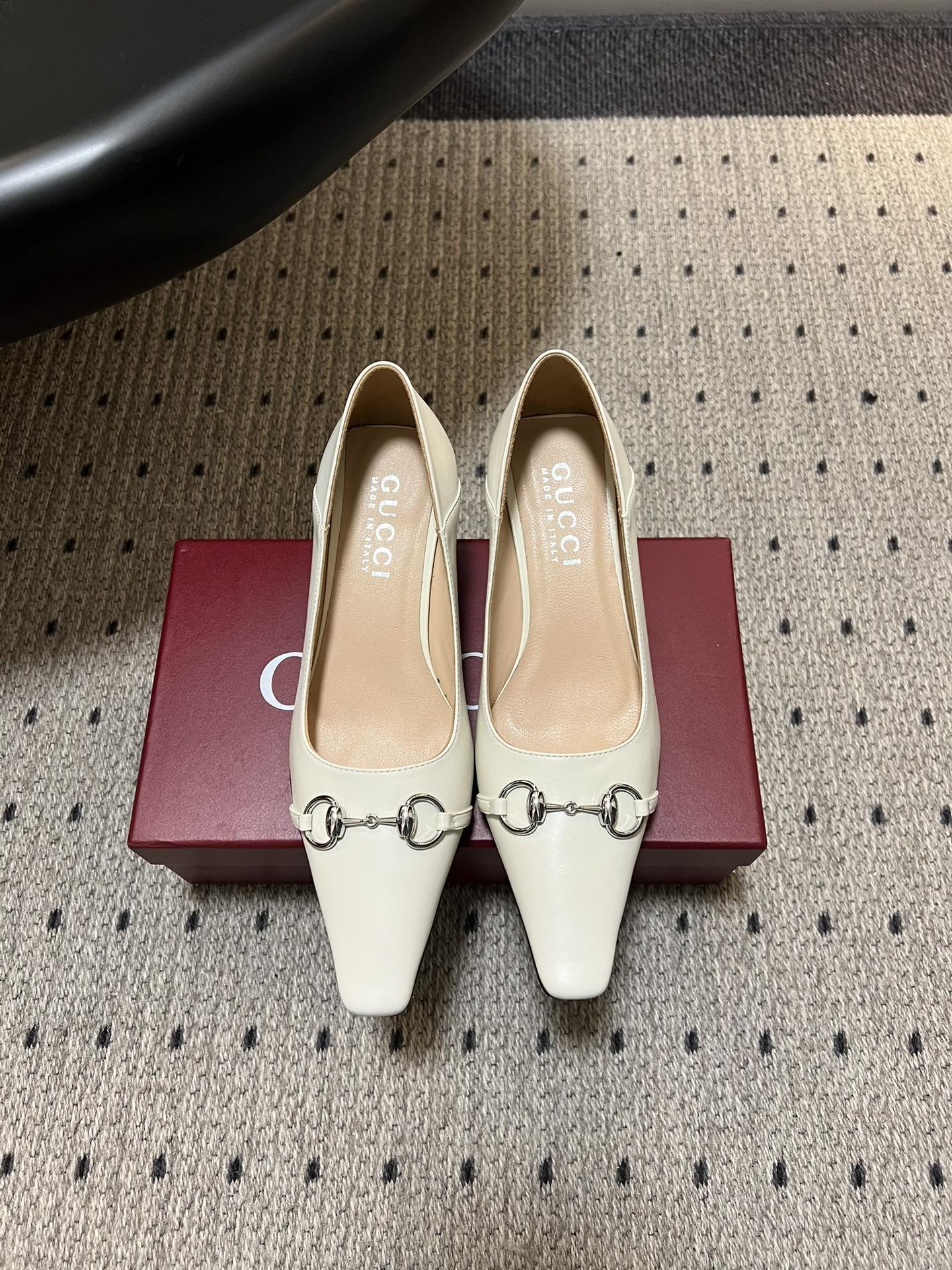 NO:722727,Top quality Gucc*26ss early spring new classic horsebit pointed-toe high heels. The body of the shoe is made of fine lambskin, which is soft and shiny. Different colors show different textures such as matte and delicate gloss to meet different matching needs. The horsebit is made of old or shiny metal material, forming a texture contrast with the leather upper, and the details highlight the brand craftsmanship.  The shoe shape has been ergonomically optimized, and the pointed toe curvature and heel height balance beauty and comfort, making it suitable for long-term wear. The horsebit element and pointed toe shoe shape combine the retro charm of the 1960s, which not only retains the brand's historical sense, but also conforms to modern aesthetics. It is a timeless classic design. Waxed lambskin upper, sheepskin lining, Italian genuine leather outsole, increased by 6cm, size 35-40 (40 size customization is not returnable), high-heeled shoes, gucci, high  heels,sheepskin,leather soles19860909顶级品质 Gucc*26ss早春新款经典马衔扣尖头高跟鞋 鞋身采用细腻的小羊皮,触感柔软且富有光泽,不同颜色呈现出哑光、细腻光泽等不同质感,满足不同搭配需求.马衔扣采用做旧或亮面金属材质,与皮革鞋面形成质感对比,细节处彰显品牌工艺. 鞋型经过人体工学优化,尖头弧度和鞋跟高度平衡了美观与舒适度,适合长时间穿着.马衔扣元素与尖头鞋型融合了上世纪60年代的复古韵味,既保留了品牌历史感,又符合现代审美,是永不过时的经典设计. 鞋面油蜡小羊皮 内里羊皮 大底意大利真皮大底 增高6cm size35-40码（40码定制不退换）,高跟鞋单鞋,gucci,high heels,sheepskin,Leather soles,Women's Shoes