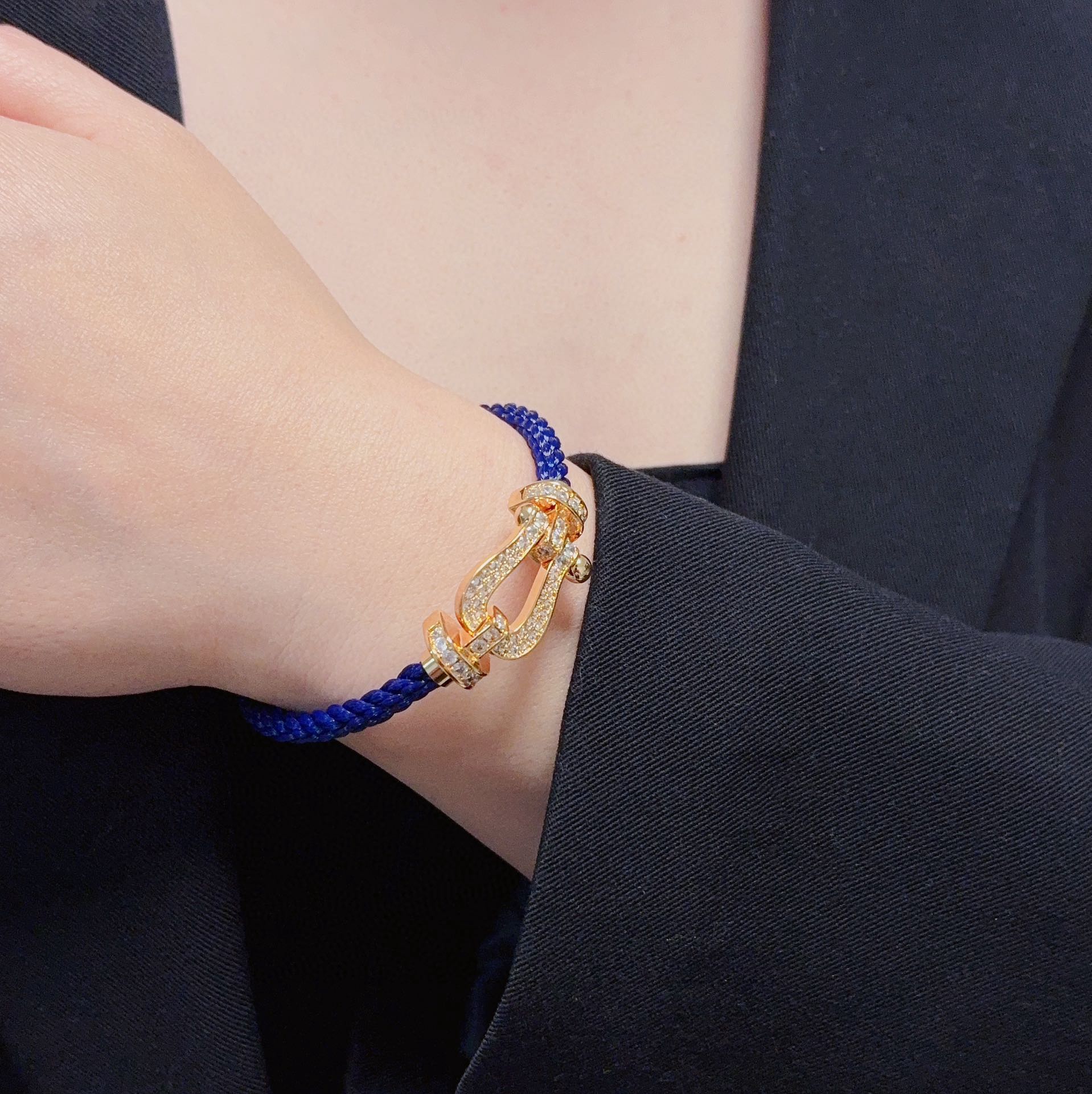 NO:720547,New product release hot Fred Feiden champagne rose gold buckle full diamond, half diamond, non-diamond horseshoe buckle unisex high quality nylon rope royal blue bracelet bracelet bracelet!  Big brand of red leather rope in the year of birth, fashionable and exquisite FORCE series bracelets, high-end customization ~ sub-gold micro-plating 18k gold craftsmanship, Seiko horseshoe buckle head bracelet!  The effect is very versatile. Internet celebrity expert. A must-have item for fashionistas. Rose gold, gold, silver buckles for men and women, two sizes 17/19cm, bracelet, bracelet, gold, Cartier high-end jewelry19860909新品发布火爆费雷德 Fred斐登香槟玫瑰金扣头满钻、半钻、无钻马蹄扣中性款高品质尼龙绳宝蓝色手链手绳手镯！本命年红皮绳大牌 时尚 精致FORCE 系列手链高端定制～亚金微电镀18k金工艺 精工马蹄扣头手镯！上手效果非常百搭 网红达人 时尚一族必备单品 玫瑰金、黄金、银色扣头男女情侣款两个码数17/19cm,,bracelet,bracelet,gold,卡迪亚高端饰品,Jewelry