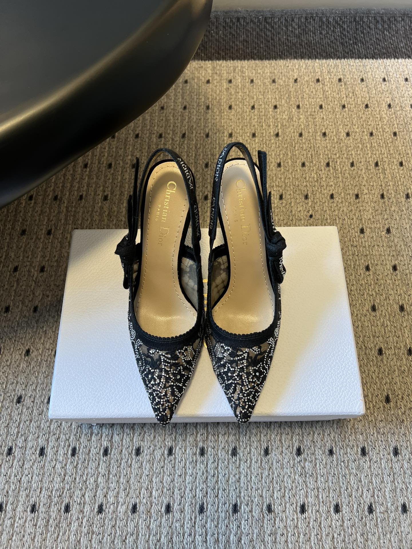 NO:724052,Dio* 26ss early spring new classic pointed toe hot diamond bow high heels are an example of Dior’s exquisite craftsmanship. Carefully crafted with black and white embroidery. Two-color J’Adior embroidered ribbon embellished with flat bow. With two-color J’Adior logo embroidered ribbon, bow 6.5 cm and 10 cm kitten heel, exquisite and elegant. Two-color cotton J’Adior  Embroidered ribbon flat bow shallow design with zigzag edge leather sole decorated with Christian Dior's lucky star symbol. Upper mesh drill electric embroidery craft inner leather outsole Italian leather outsole size 35-41 (40, 41 size customization is not returnable) Heel height 9cm, high heels sandals, dior, sandals, high heels, cowhide, Leather soles19860909Dio* 26ss早春新款经典款尖头烫钻蝴蝶结高跟鞋 彰显 Dior 精湛工艺的典范之作.采用黑白刺绣精心制作.双色 J’Adior 刺绣饰带点缀以扁平蝴蝶结.搭配双色 J’Adior 标志刺绣饰带、蝴蝶结6.5 厘米 和 10 厘米小猫跟 精致高雅. 双色棉质 J‘Adior 刺绣饰带扁平蝴蝶结浅口设计搭配锯齿形边缘皮革鞋底饰以 Christian Dior 的幸运星符号. 鞋面网钻电绣工艺 内里牛皮 大底意大利真皮大底 size35-41码（40、41码定制不退换） 跟高9cm,高跟鞋凉鞋,dior,sandals,high heels,cowhide,Leather soles,Women's Shoes