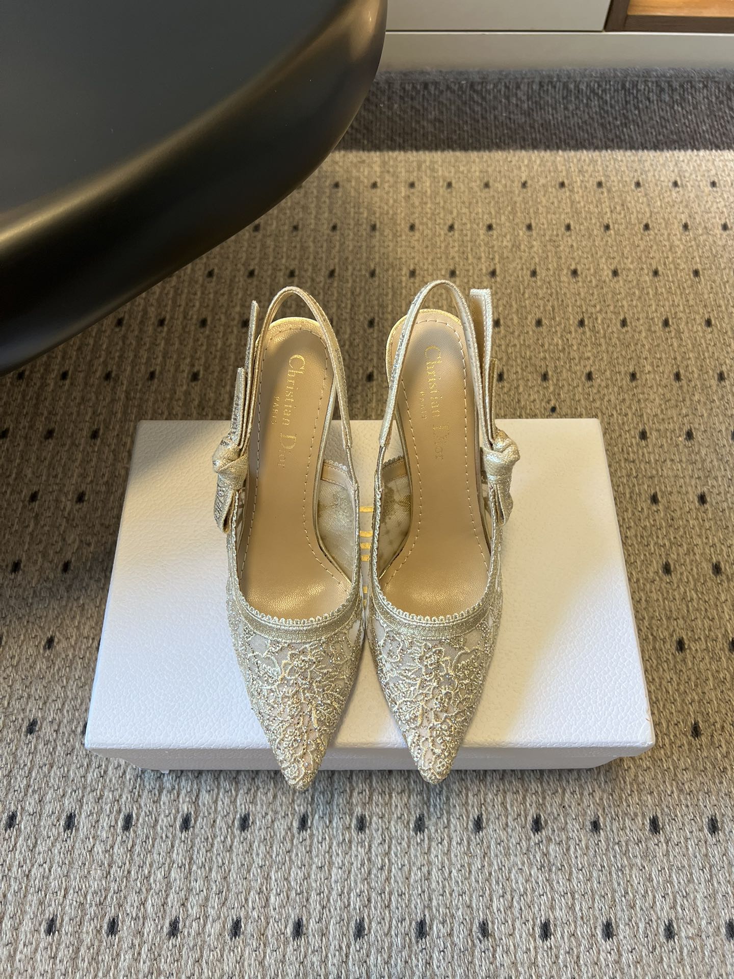 NO:724058,Dio* 26ss early spring new classic pointed toe hot diamond bow high heels are an example of Dior’s exquisite craftsmanship. Carefully crafted with black and white embroidery. Two-color J’Adior embroidered ribbon embellished with flat bow. With two-color J’Adior logo embroidered ribbon, bow 6.5 cm and 10 cm kitten heel, exquisite and elegant. Two-color cotton J’Adior  Embroidered ribbon flat bow shallow design with zigzag edge leather sole decorated with Christian Dior's lucky star symbol. Upper mesh drill electric embroidery craft inner leather outsole Italian leather outsole size 35-41 (40, 41 size customization is not returnable) Heel height 9cm, high heels sandals, dior, sandals, high heels, cowhide, Leather soles19860909Dio* 26ss早春新款经典款尖头烫钻蝴蝶结高跟鞋 彰显 Dior 精湛工艺的典范之作.采用黑白刺绣精心制作.双色 J’Adior 刺绣饰带点缀以扁平蝴蝶结.搭配双色 J’Adior 标志刺绣饰带、蝴蝶结6.5 厘米 和 10 厘米小猫跟 精致高雅. 双色棉质 J‘Adior 刺绣饰带扁平蝴蝶结浅口设计搭配锯齿形边缘皮革鞋底饰以 Christian Dior 的幸运星符号. 鞋面网钻电绣工艺 内里牛皮 大底意大利真皮大底 size35-41码（40、41码定制不退换） 跟高9cm,高跟鞋凉鞋,dior,sandals,high heels,cowhide,Leather soles,Women's Shoes