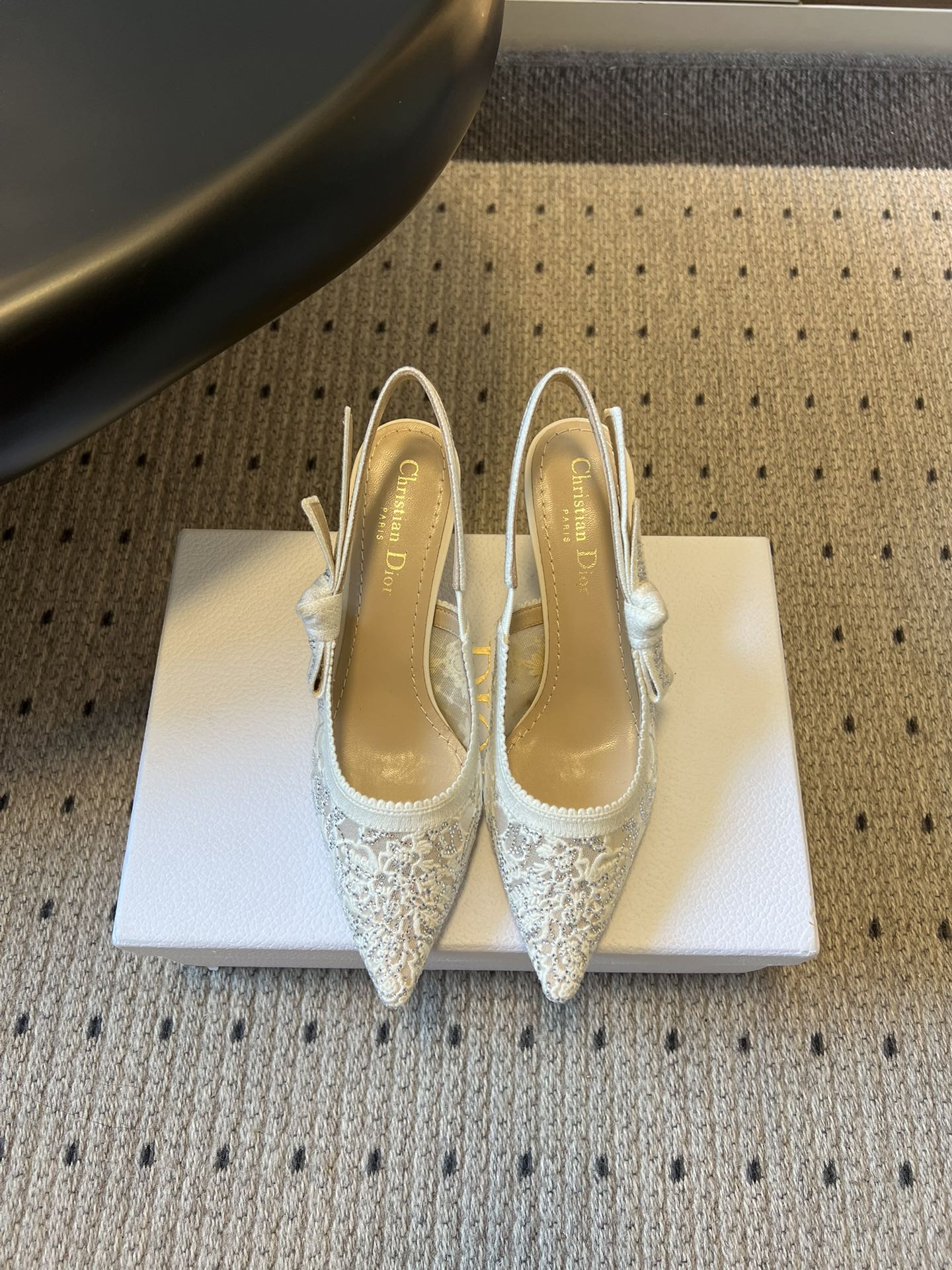 NO:724326,Top quality Dio* 26ss early spring new classic pointed-toe rhinestone bow high heels, a model of Dior’s exquisite craftsmanship. Carefully crafted with black and white embroidery. Two-color J’Adior embroidered ribbon embellished with a flat bow. Matched with two-color J’Adior logo embroidered ribbon, bow 6.5 cm and 10 cm kitten heel, exquisite and elegant. Two-color cotton J’Adior  Embroidered ribbon flat bow shallow design with zigzag edge leather sole decorated with Christian Dior's lucky star symbol. Upper mesh diamond electric embroidery craft inner leather outsole Italian leather outsole size 35-41 (40, 41 size customization is not returnable) Heel height 6.5cm, high heels sandals, dior, sandals, high heels, cowhide, Leather soles19860909顶级品质 Dio* 26ss早春新款经典款尖头烫钻蝴蝶结高跟鞋 彰显 Dior 精湛工艺的典范之作.采用黑白刺绣精心制作.双色 J’Adior 刺绣饰带点缀以扁平蝴蝶结.搭配双色 J’Adior 标志刺绣饰带、蝴蝶结6.5 厘米 和 10 厘米小猫跟 精致高雅. 双色棉质 J‘Adior 刺绣饰带扁平蝴蝶结浅口设计搭配锯齿形边缘皮革鞋底饰以 Christian Dior 的幸运星符号. 鞋面网钻电绣工艺 内里牛皮 大底意大利真皮大底 size35-41码（40、41码定制不退换） 跟高6.5cm,高跟鞋凉鞋,dior,sandals,high heels,cowhide,Leather soles,Women's Shoes