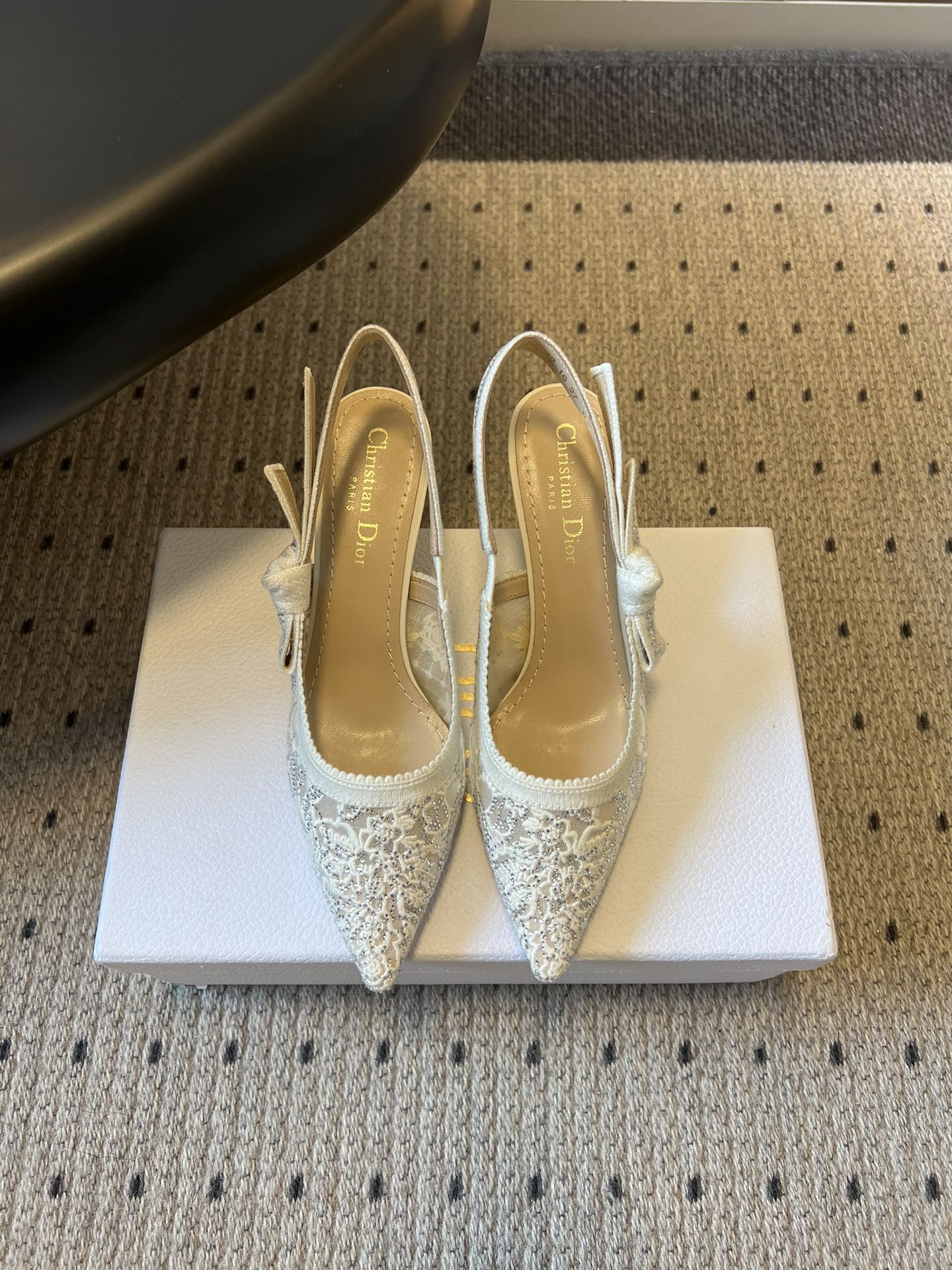 NO:724063,Dio* 26ss early spring new classic pointed toe hot diamond bow high heels are an example of Dior’s exquisite craftsmanship. Carefully crafted with black and white embroidery. Two-color J’Adior embroidered ribbon embellished with flat bow. With two-color J’Adior logo embroidered ribbon, bow 6.5 cm and 10 cm kitten heel, exquisite and elegant. Two-color cotton J’Adior  Embroidered ribbon flat bow shallow design with zigzag edge leather sole decorated with Christian Dior's lucky star symbol. Upper mesh drill electric embroidery lining cowhide leather outsole Italian leather outsole size 35-41 (40, 41 size customization is not returnable) Heel height 7cm, high heels sandals, dior, sandals, high heels, cowhide, Leather soles19860909Dio* 26ss早春新款经典款尖头烫钻蝴蝶结高跟鞋 彰显 Dior 精湛工艺的典范之作.采用黑白刺绣精心制作.双色 J’Adior 刺绣饰带点缀以扁平蝴蝶结.搭配双色 J’Adior 标志刺绣饰带、蝴蝶结6.5 厘米 和 10 厘米小猫跟 精致高雅. 双色棉质 J‘Adior 刺绣饰带扁平蝴蝶结浅口设计搭配锯齿形边缘皮革鞋底饰以 Christian Dior 的幸运星符号. 鞋面网钻电绣工艺 内里牛皮 大底意大利真皮大底 size35-41码（40、41码定制不退换） 跟高7cm,高跟鞋凉鞋,dior,sandals,high heels,cowhide,Leather soles,Women's Shoes