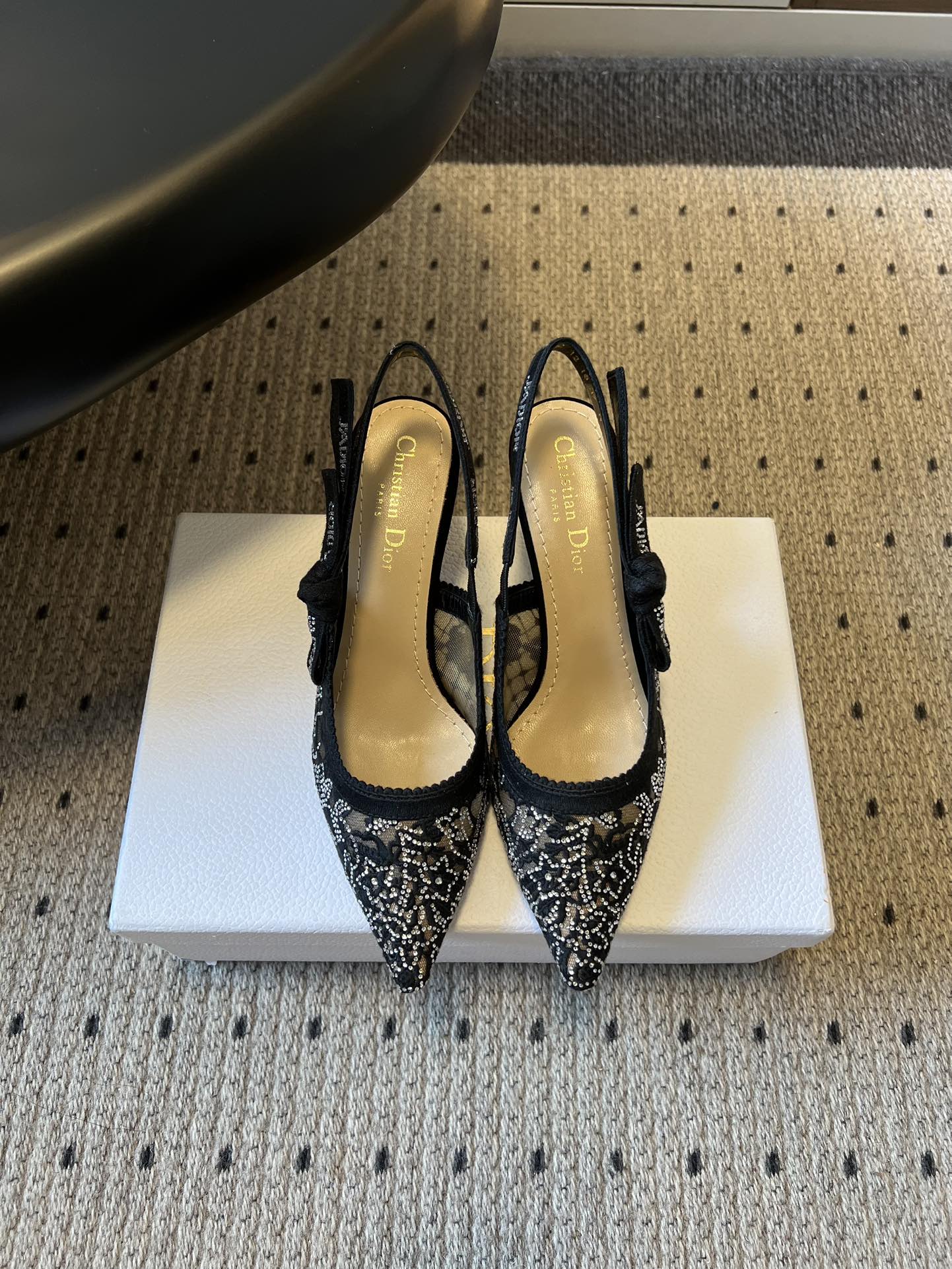 NO:724068,Dio* 26ss early spring new classic pointed toe hot diamond bow high heels are an example of Dior’s exquisite craftsmanship. Carefully crafted with black and white embroidery. Two-color J’Adior embroidered ribbon embellished with flat bow. With two-color J’Adior logo embroidered ribbon, bow 6.5 cm and 10 cm kitten heel, exquisite and elegant. Two-color cotton J’Adior  Embroidered ribbon flat bow shallow design with zigzag edge leather sole decorated with Christian Dior's lucky star symbol. Upper mesh drill electric embroidery lining cowhide leather outsole Italian leather outsole size 35-41 (40, 41 size customization is not returnable) Heel height 7cm, high heels sandals, dior, sandals, high heels, cowhide, Leather soles19860909Dio* 26ss早春新款经典款尖头烫钻蝴蝶结高跟鞋 彰显 Dior 精湛工艺的典范之作.采用黑白刺绣精心制作.双色 J’Adior 刺绣饰带点缀以扁平蝴蝶结.搭配双色 J’Adior 标志刺绣饰带、蝴蝶结6.5 厘米 和 10 厘米小猫跟 精致高雅. 双色棉质 J‘Adior 刺绣饰带扁平蝴蝶结浅口设计搭配锯齿形边缘皮革鞋底饰以 Christian Dior 的幸运星符号. 鞋面网钻电绣工艺 内里牛皮 大底意大利真皮大底 size35-41码（40、41码定制不退换） 跟高7cm,高跟鞋凉鞋,dior,sandals,high heels,cowhide,Leather soles,Women's Shoes