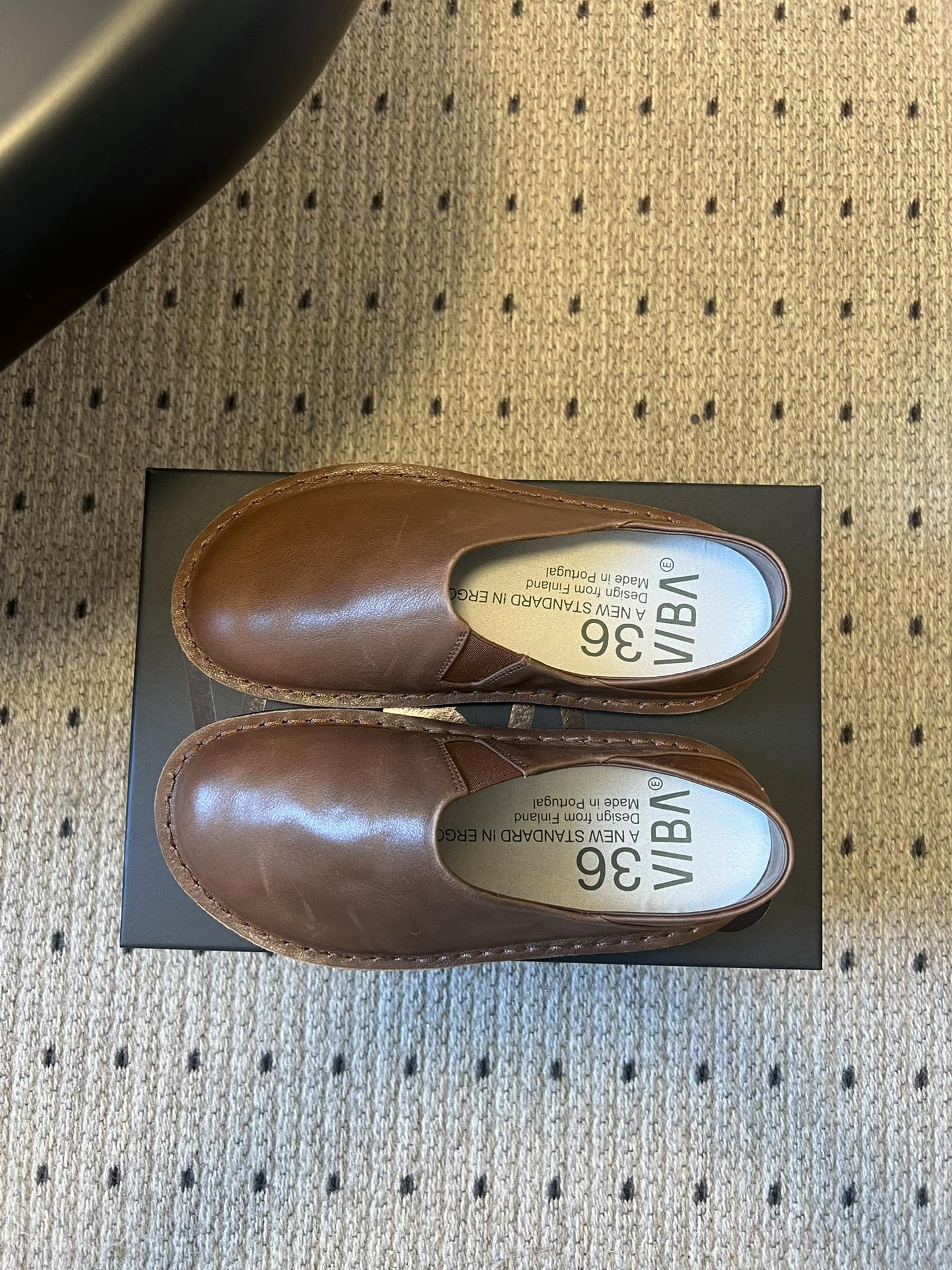 VIBA*26ss早春新款复古极简包头穆勒版无后跟的穆勒设计兼具拖鞋的随性与单鞋的精致感，包头造型修饰脚