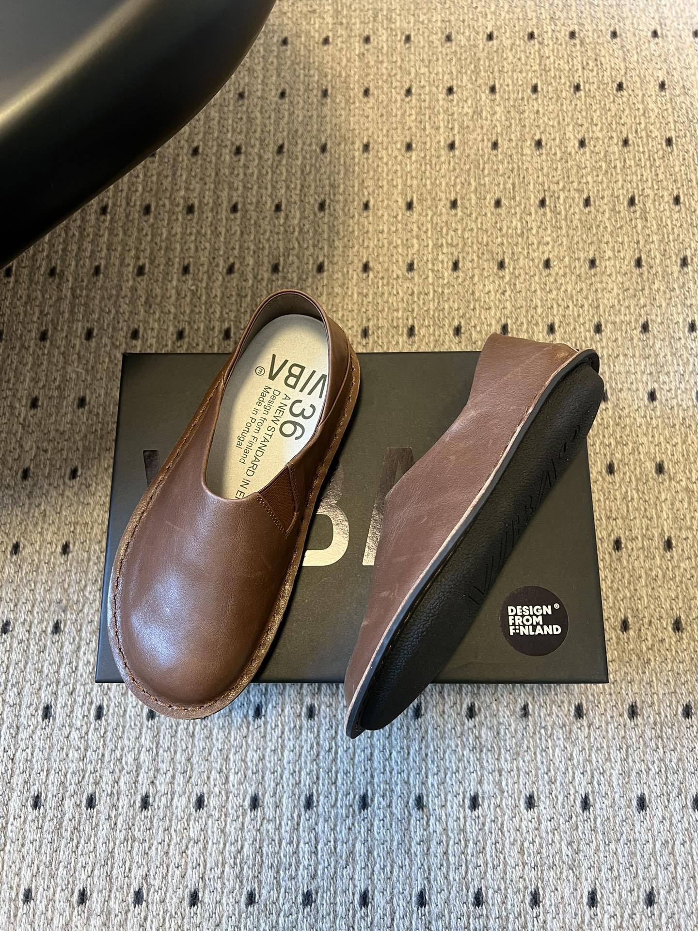 VIBA*26ss早春新款复古极简包头穆勒版无后跟的穆勒设计兼具拖鞋的随性与单鞋的精致感，包头造型修饰脚