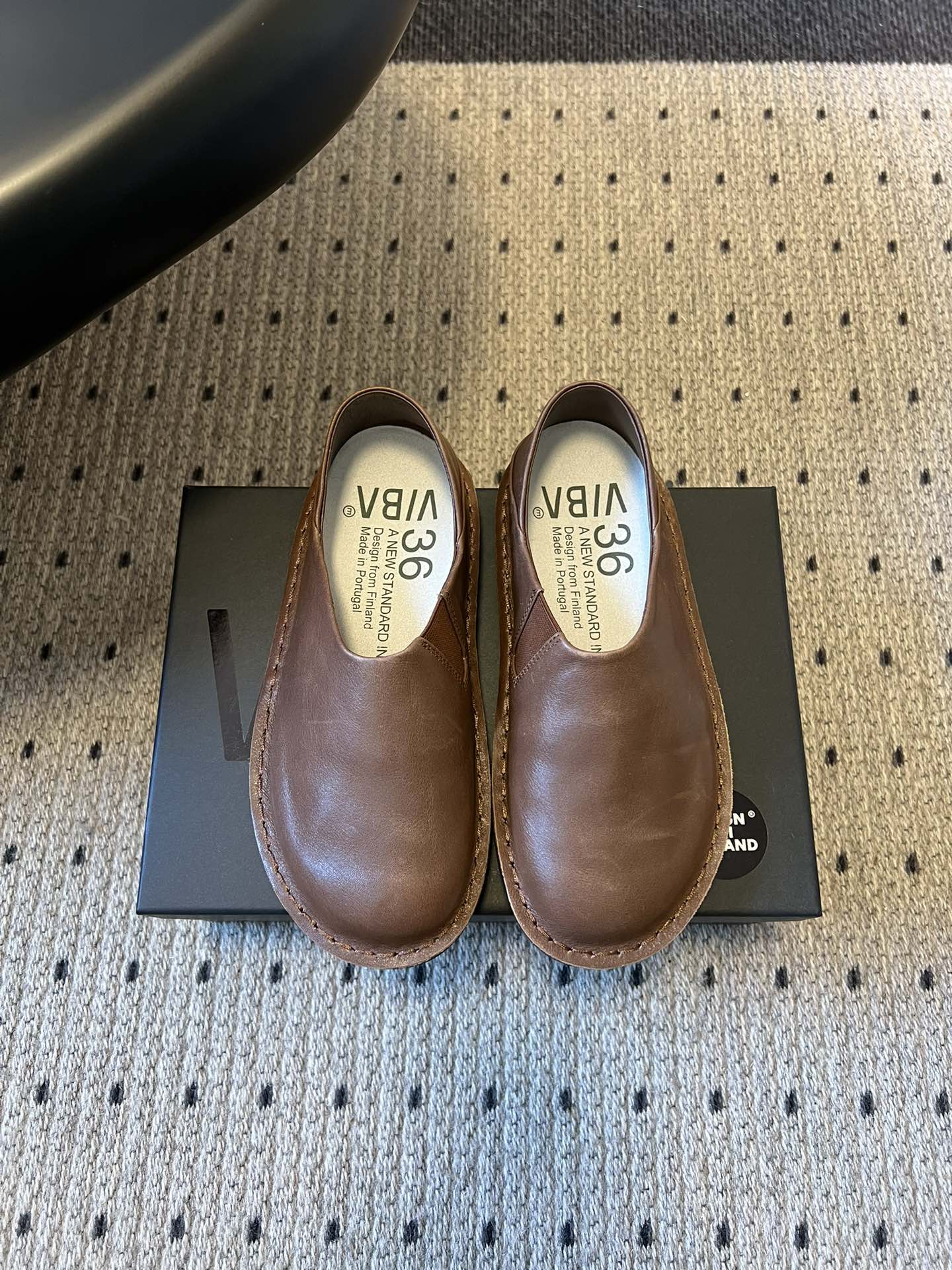 VIBA*26ss早春新款复古极简包头穆勒版无后跟的穆勒设计兼具拖鞋的随性与单鞋的精致感，包头造型修饰脚