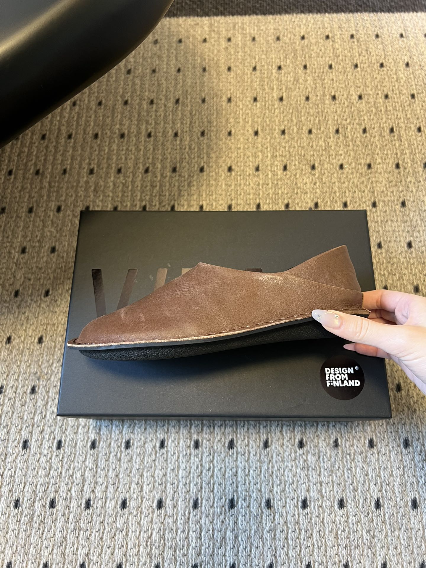 VIBA*26ss早春新款复古极简包头穆勒版无后跟的穆勒设计兼具拖鞋的随性与单鞋的精致感，包头造型修饰脚