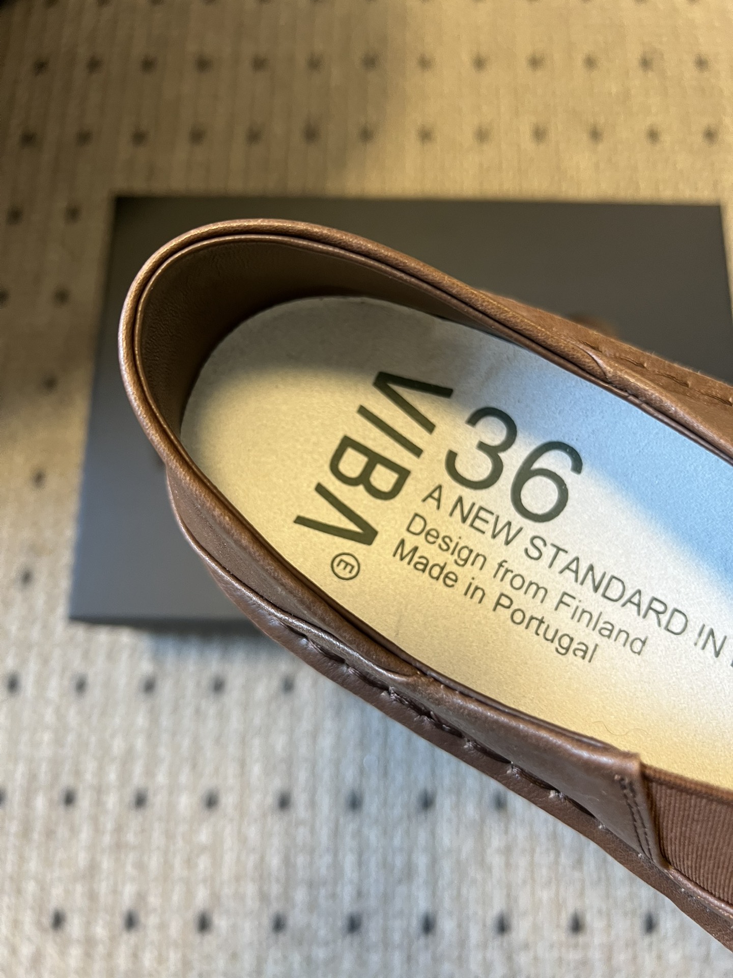 VIBA*26ss早春新款复古极简包头穆勒版无后跟的穆勒设计兼具拖鞋的随性与单鞋的精致感，包头造型修饰脚