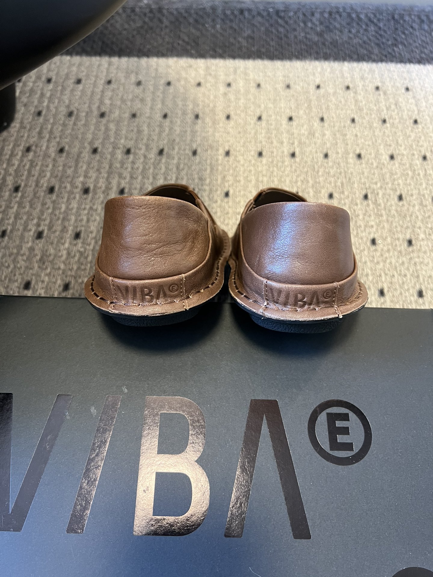 VIBA*26ss早春新款复古极简包头穆勒版无后跟的穆勒设计兼具拖鞋的随性与单鞋的精致感，包头造型修饰脚