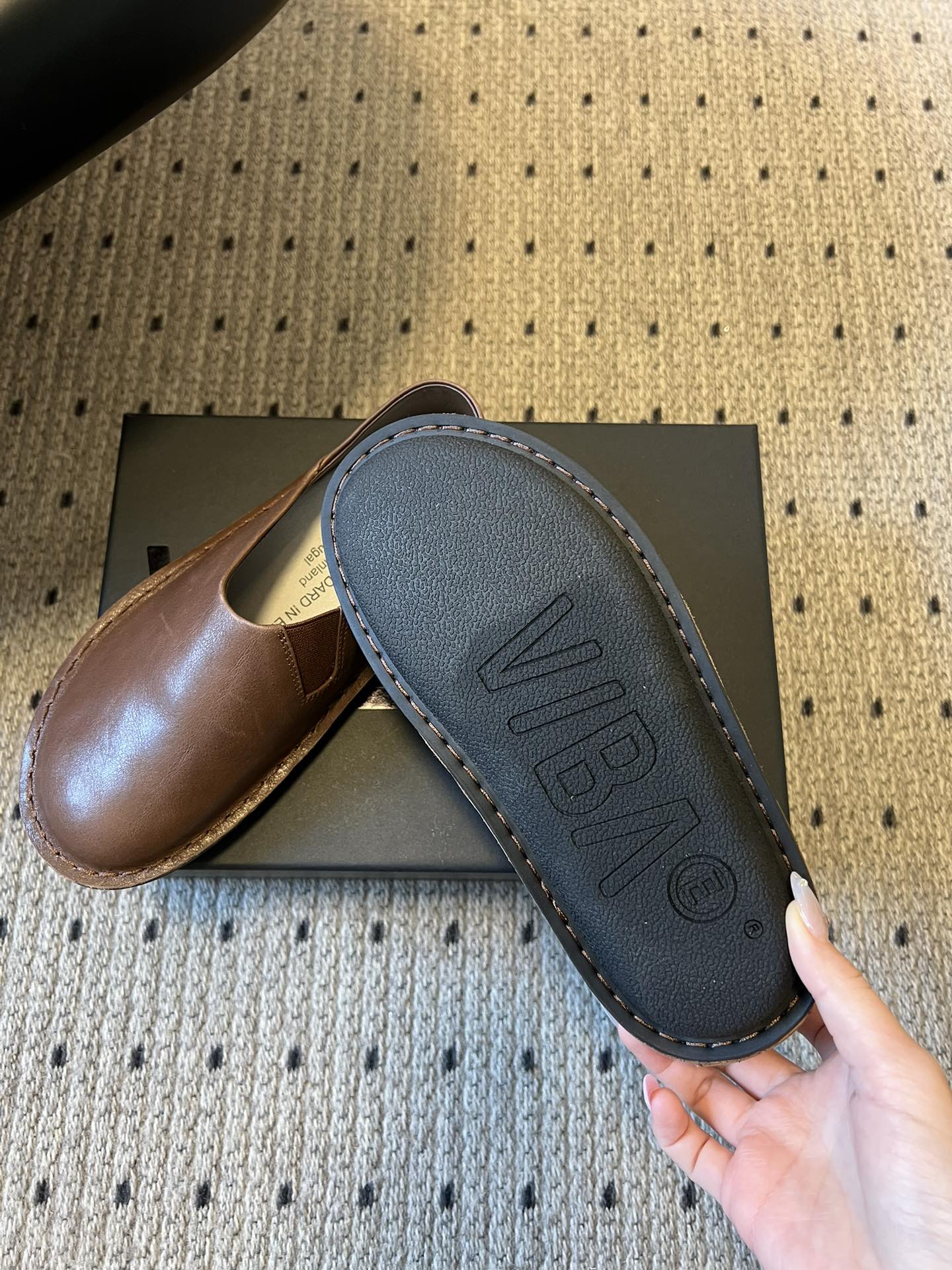 VIBA*26ss早春新款复古极简包头穆勒版无后跟的穆勒设计兼具拖鞋的随性与单鞋的精致感，包头造型修饰脚