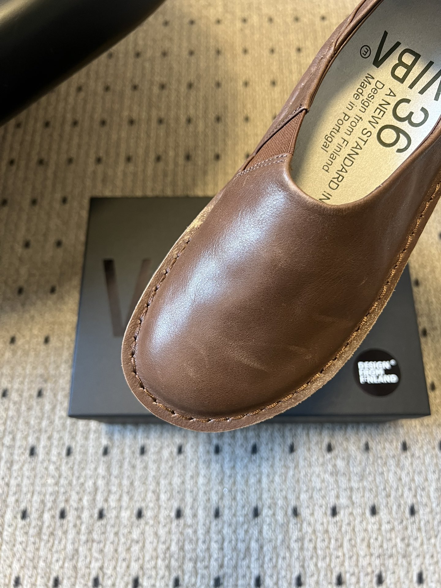 VIBA*26ss早春新款复古极简包头穆勒版无后跟的穆勒设计兼具拖鞋的随性与单鞋的精致感，包头造型修饰脚