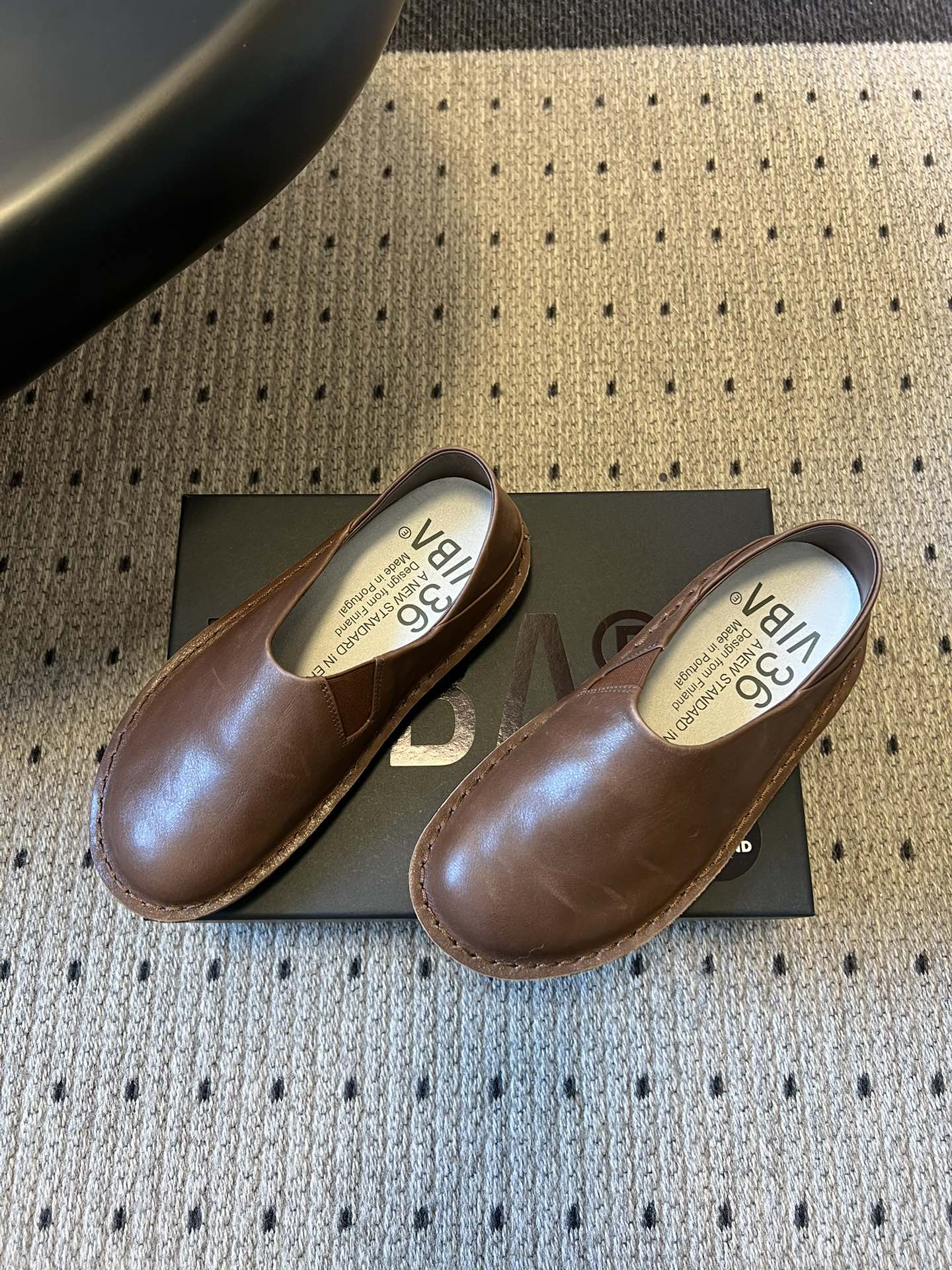 VIBA*26ss早春新款复古极简包头穆勒版无后跟的穆勒设计兼具拖鞋的随性与单鞋的精致感，包头造型修饰脚