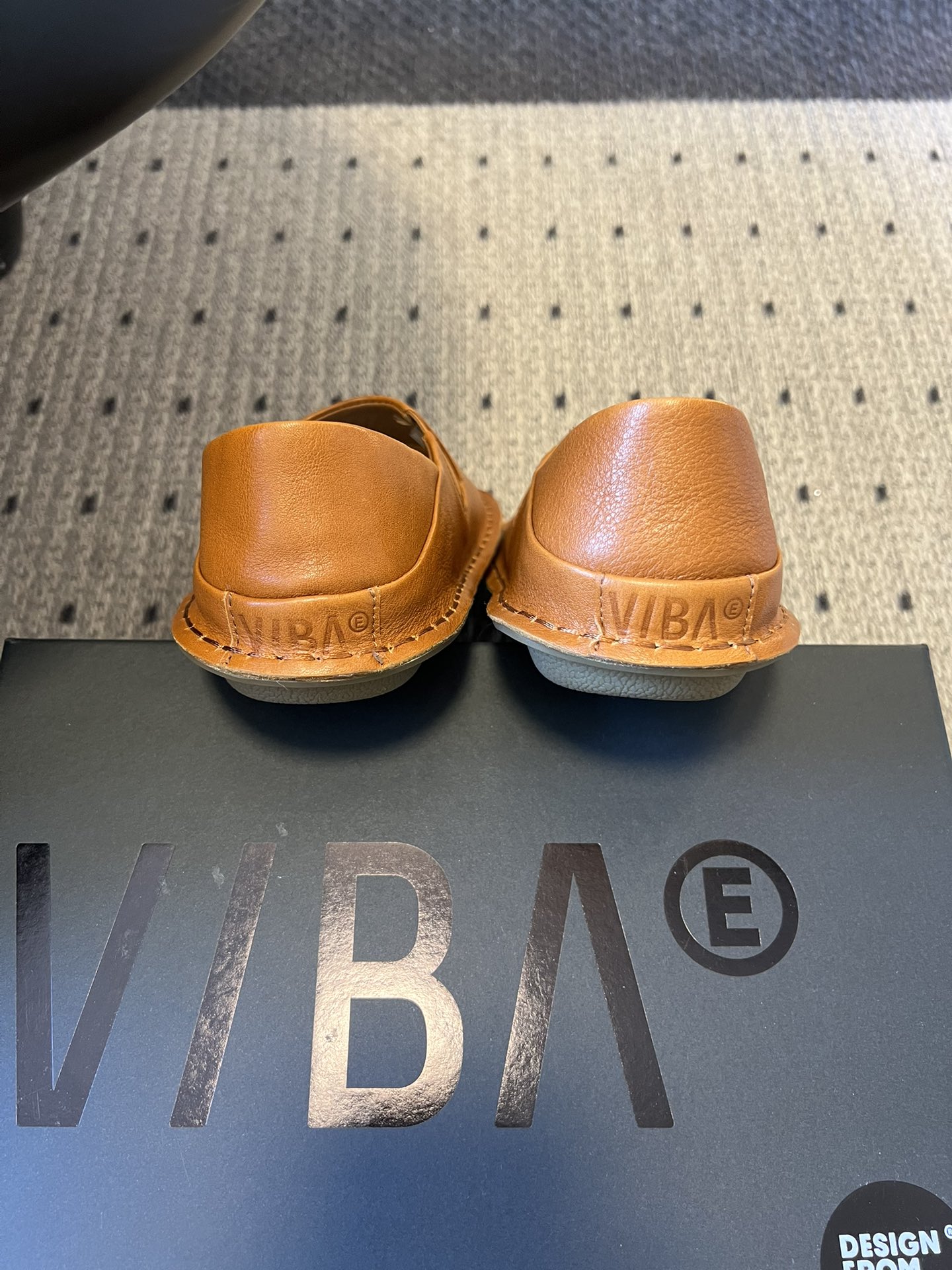 VIBA*26ss早春新款复古极简包头穆勒版无后跟的穆勒设计兼具拖鞋的随性与单鞋的精致感，包头造型修饰脚