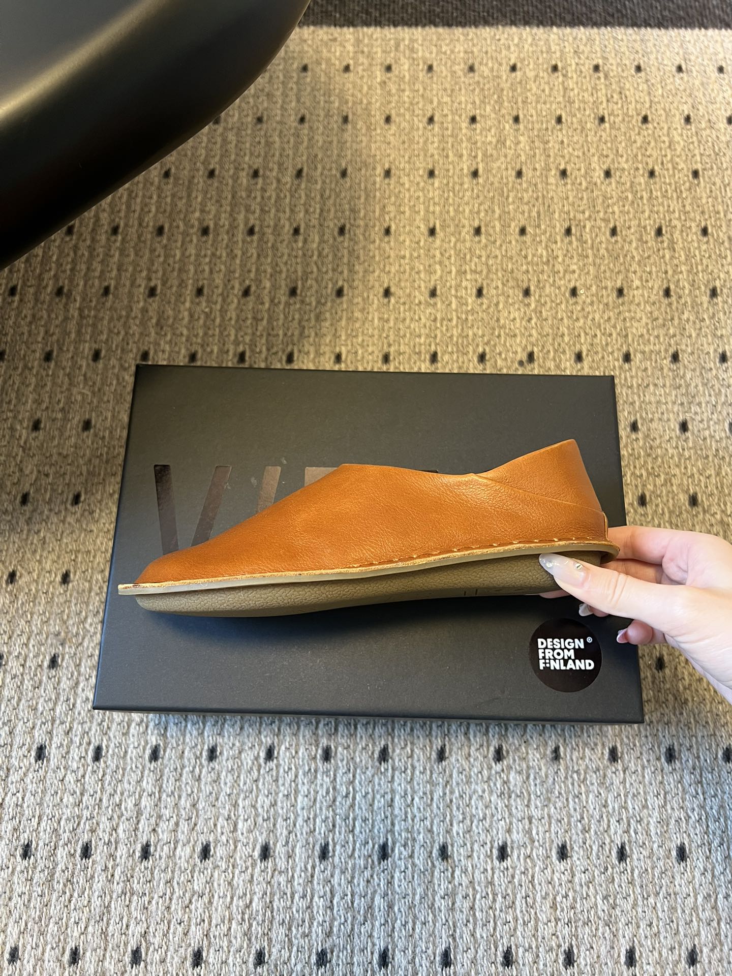 VIBA*26ss早春新款复古极简包头穆勒版无后跟的穆勒设计兼具拖鞋的随性与单鞋的精致感，包头造型修饰脚