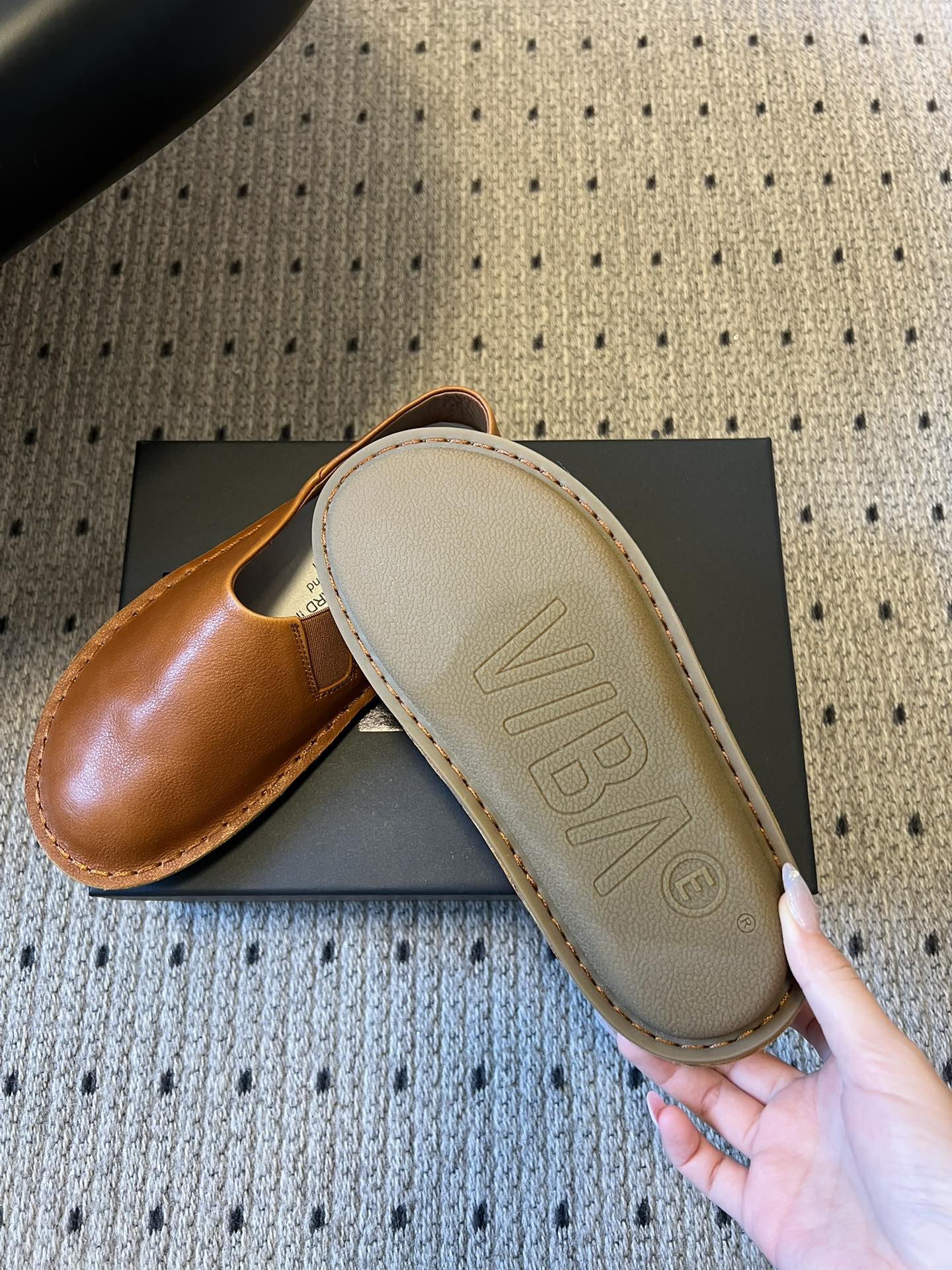 VIBA*26ss早春新款复古极简包头穆勒版无后跟的穆勒设计兼具拖鞋的随性与单鞋的精致感，包头造型修饰脚