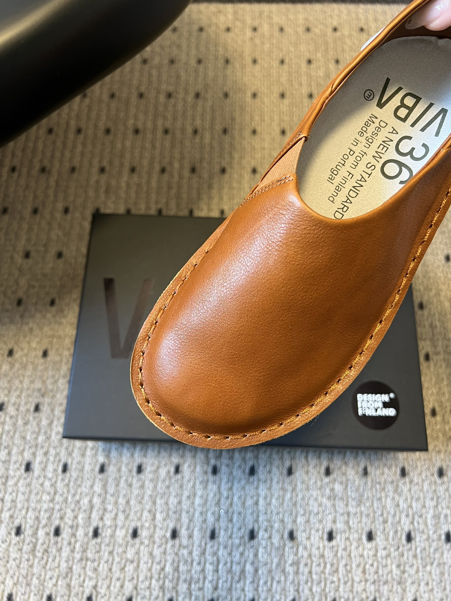 VIBA*26ss早春新款复古极简包头穆勒版无后跟的穆勒设计兼具拖鞋的随性与单鞋的精致感，包头造型修饰脚