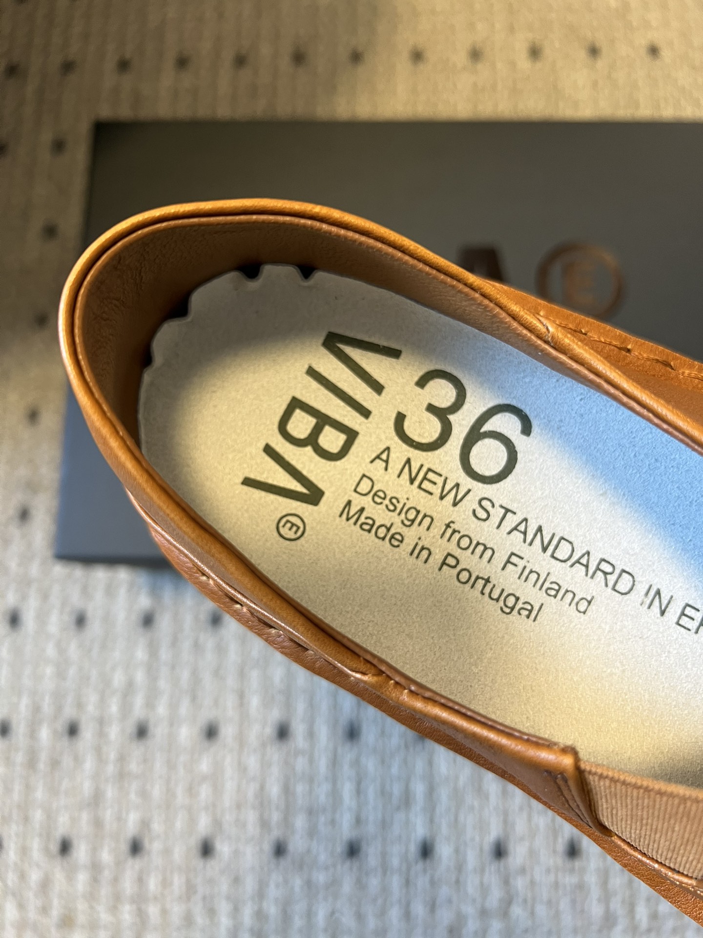 VIBA*26ss早春新款复古极简包头穆勒版无后跟的穆勒设计兼具拖鞋的随性与单鞋的精致感，包头造型修饰脚