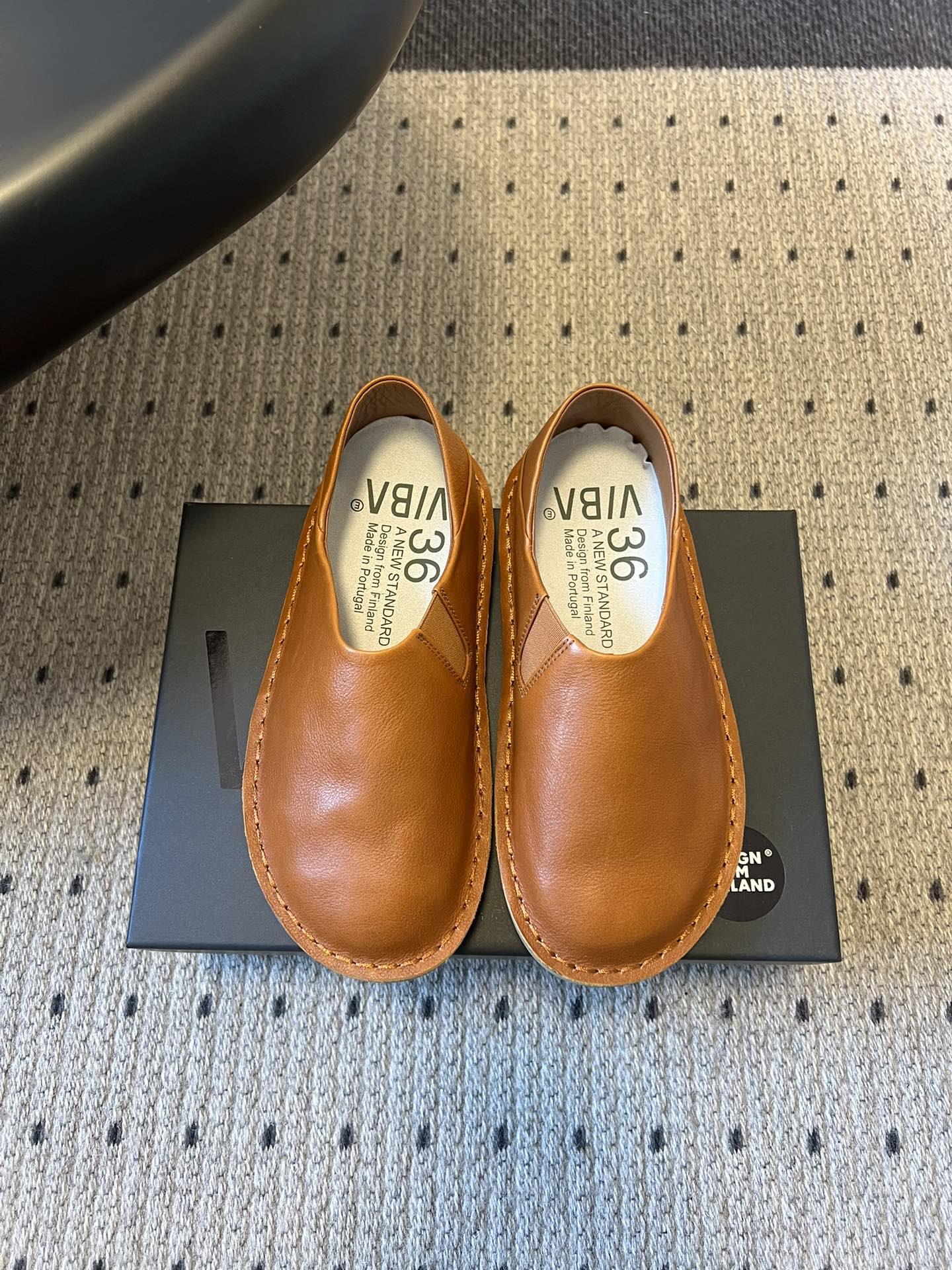 VIBA*26ss早春新款复古极简包头穆勒版无后跟的穆勒设计兼具拖鞋的随性与单鞋的精致感，包头造型修饰脚