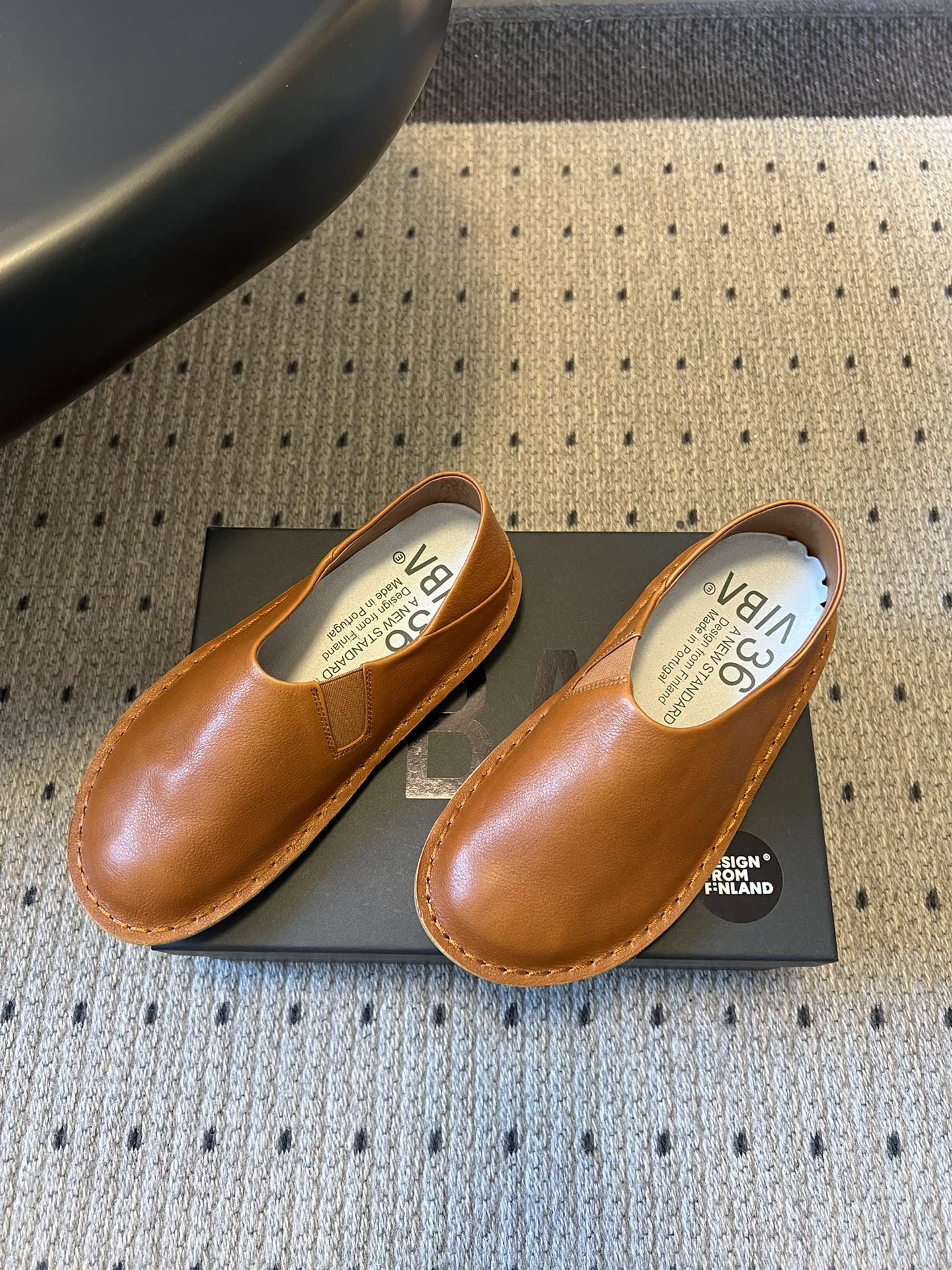 VIBA*26ss早春新款复古极简包头穆勒版无后跟的穆勒设计兼具拖鞋的随性与单鞋的精致感，包头造型修饰脚