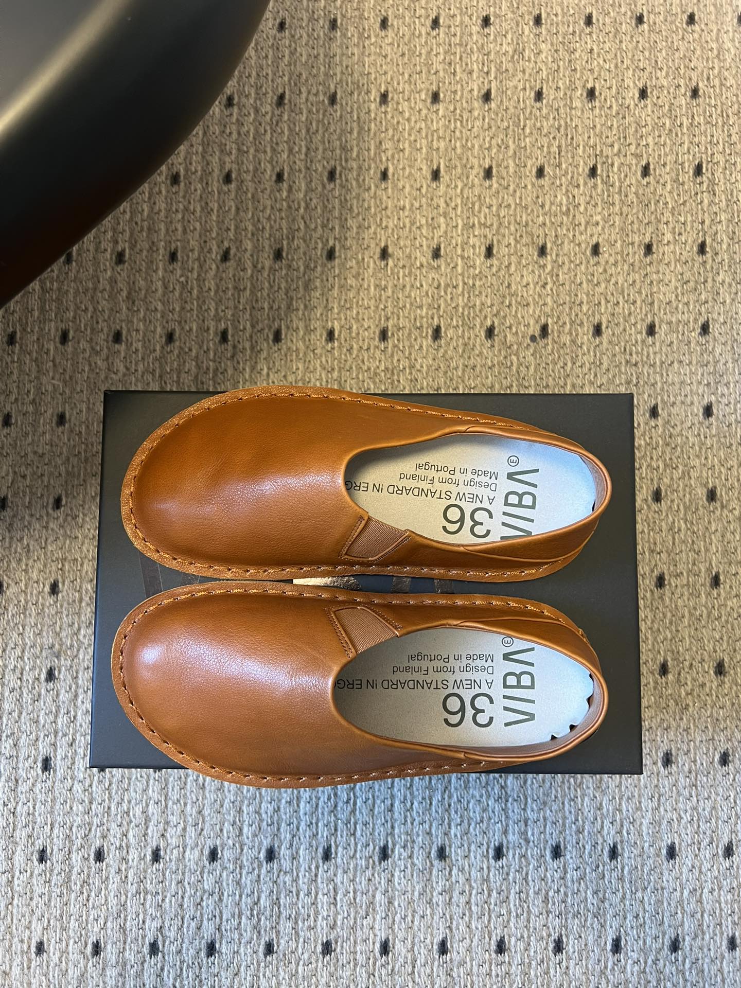 VIBA*26ss早春新款复古极简包头穆勒版无后跟的穆勒设计兼具拖鞋的随性与单鞋的精致感，包头造型修饰脚