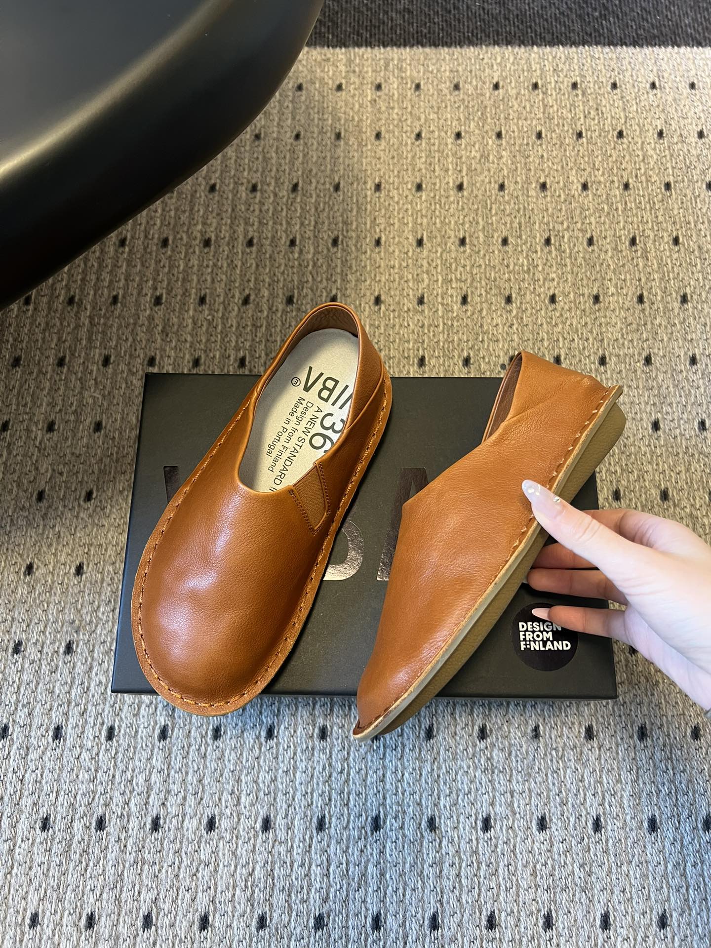 VIBA*26ss早春新款复古极简包头穆勒版无后跟的穆勒设计兼具拖鞋的随性与单鞋的精致感，包头造型修饰脚