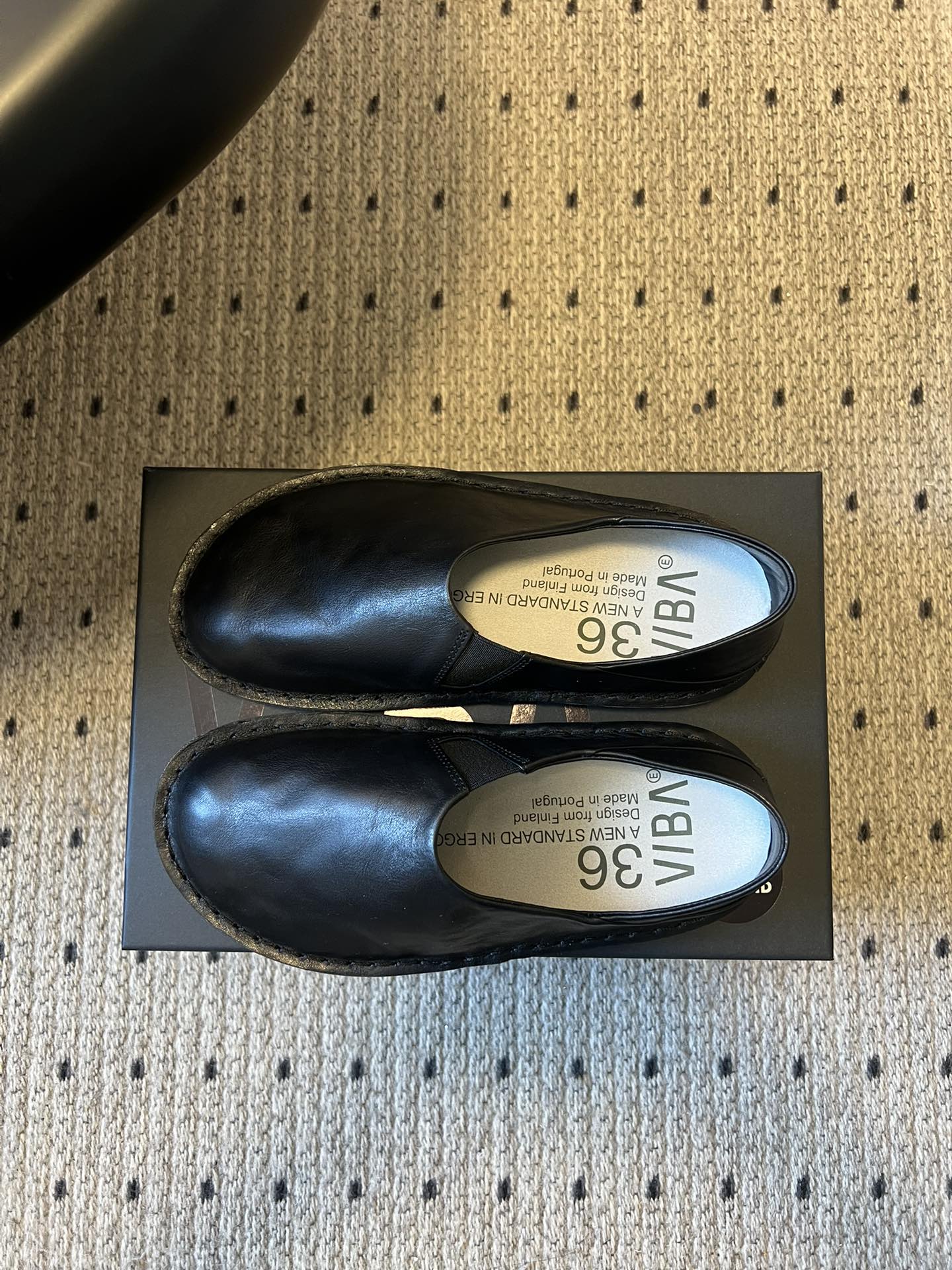 VIBA*26ss早春新款复古极简包头穆勒版无后跟的穆勒设计兼具拖鞋的随性与单鞋的精致感，包头造型修饰脚