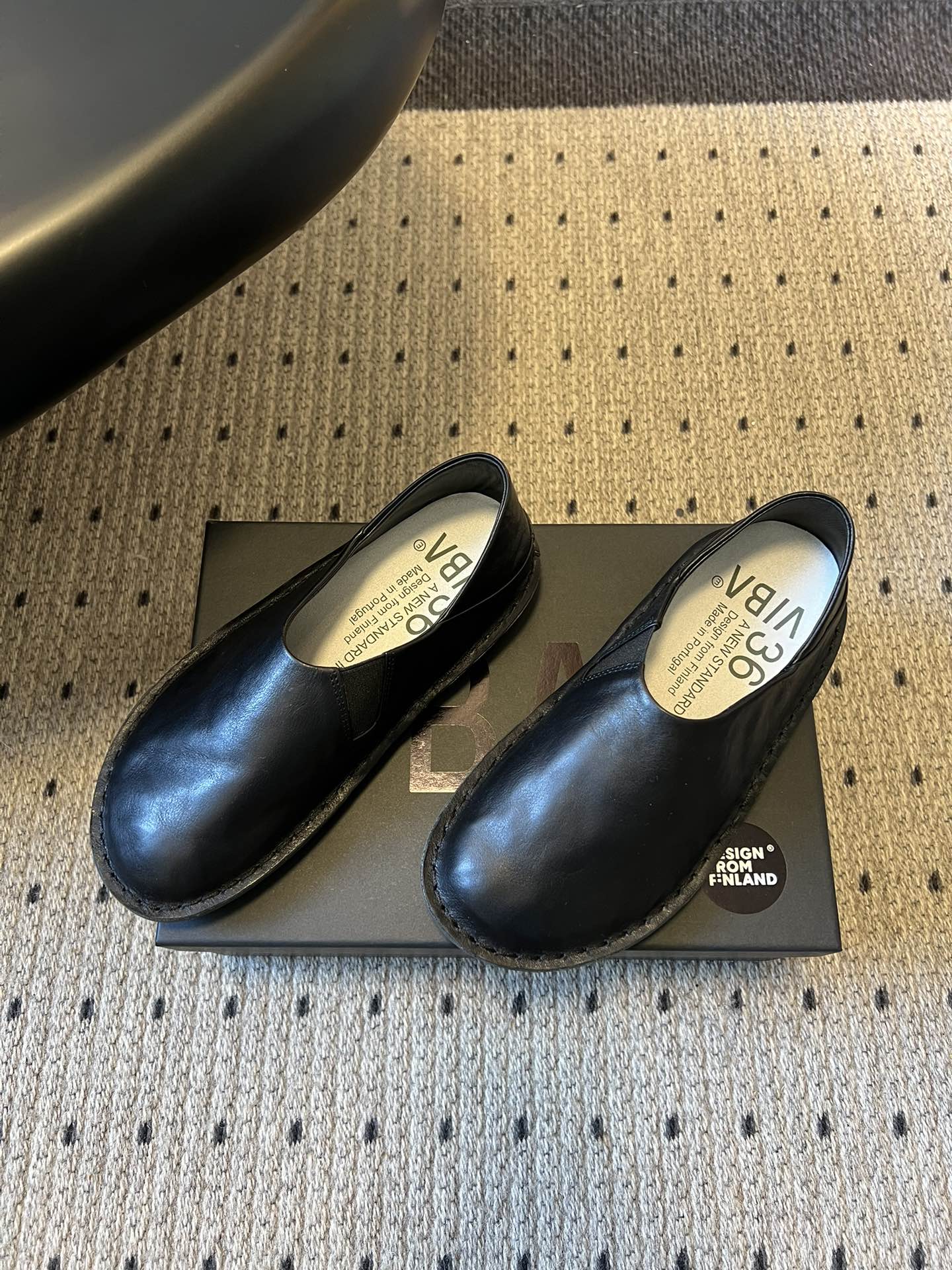 VIBA*26ss早春新款复古极简包头穆勒版无后跟的穆勒设计兼具拖鞋的随性与单鞋的精致感，包头造型修饰脚