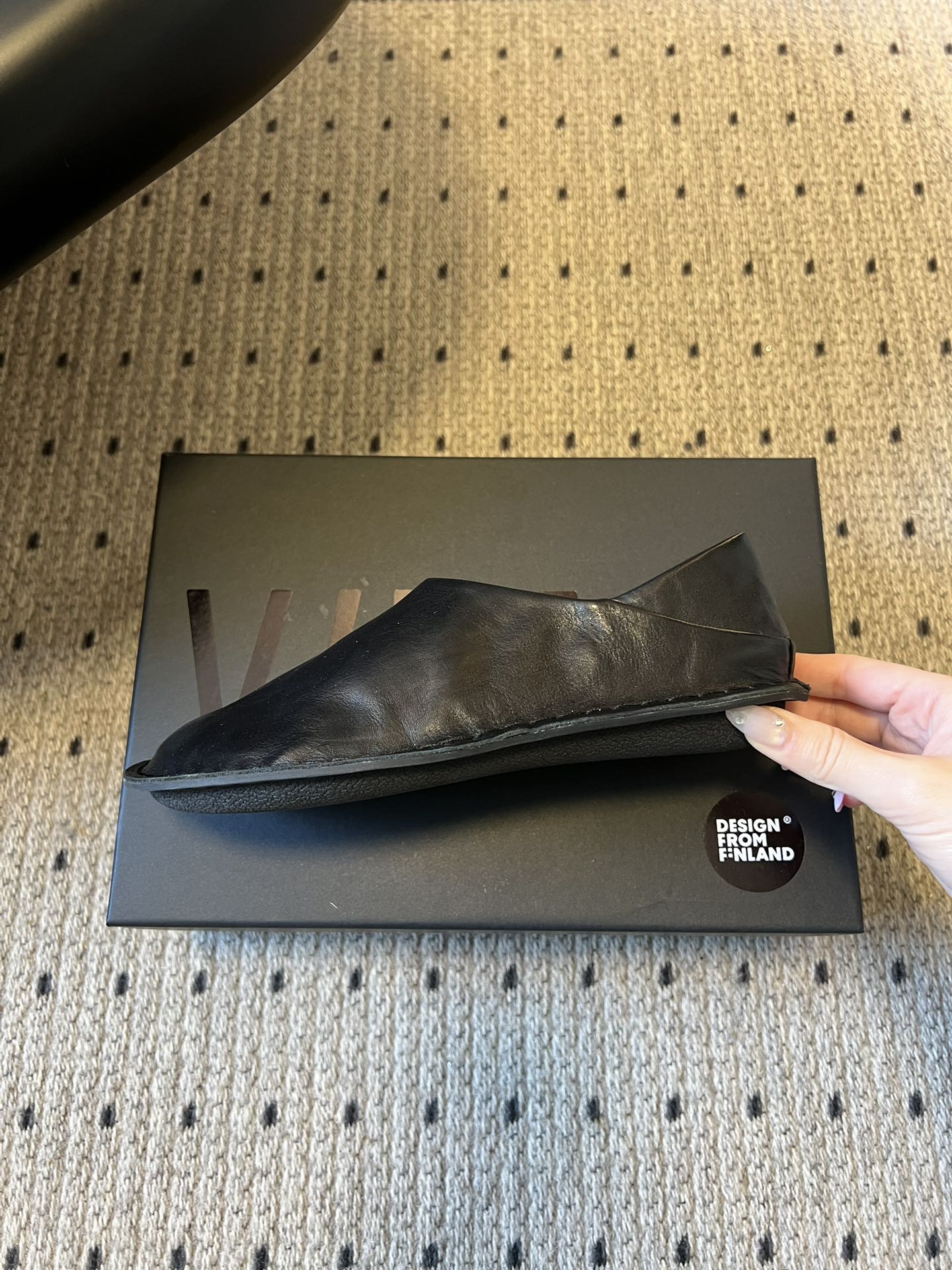 VIBA*26ss早春新款复古极简包头穆勒版无后跟的穆勒设计兼具拖鞋的随性与单鞋的精致感，包头造型修饰脚